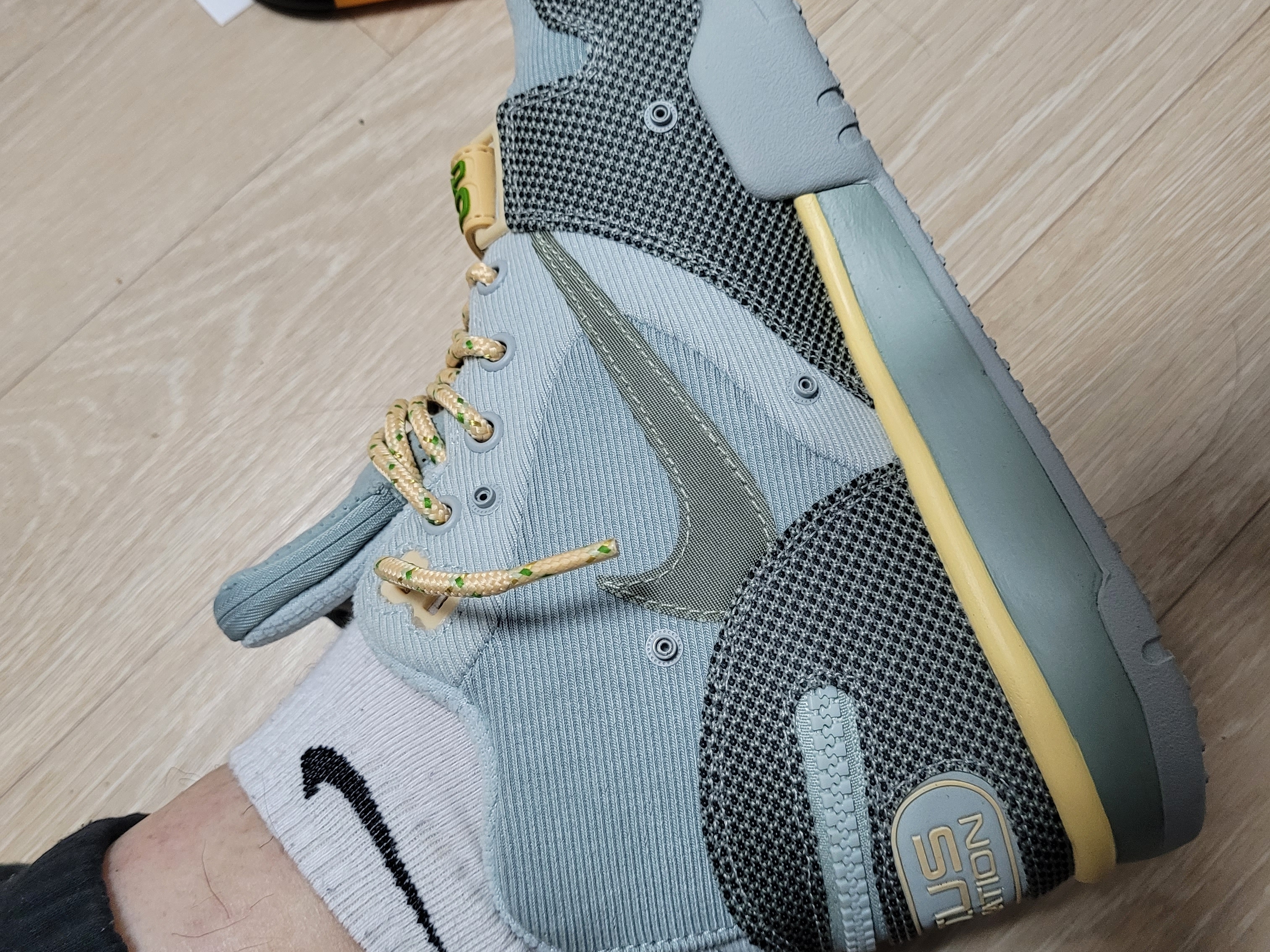 Nike x Travis Scott Nike Air Trainer 1 Grey Haze and Dusty Sage 착용 스타일 - 5