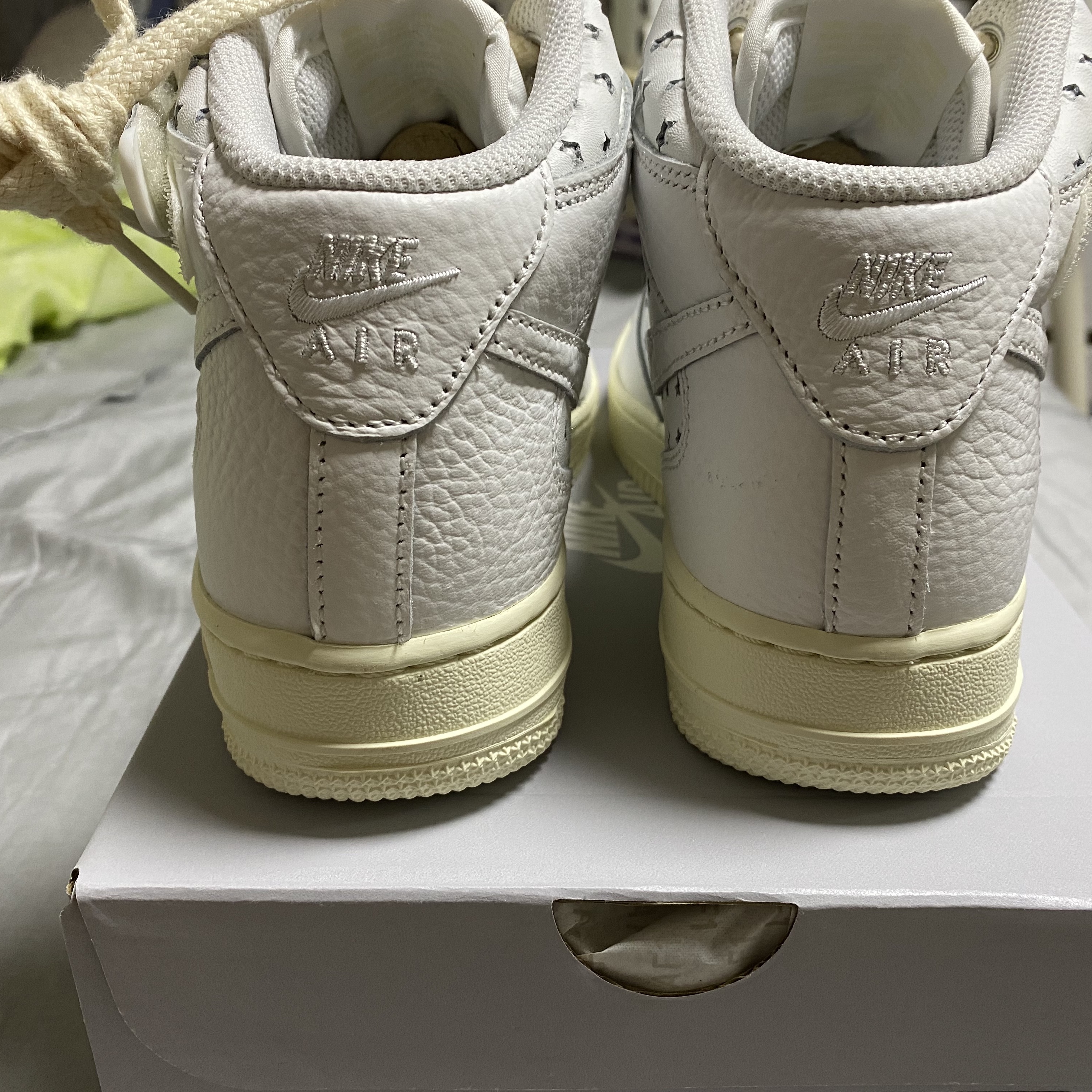 (W) Nike Air Force 1 Mid Summit White and Coconut Milk 착용 스타일 - 3