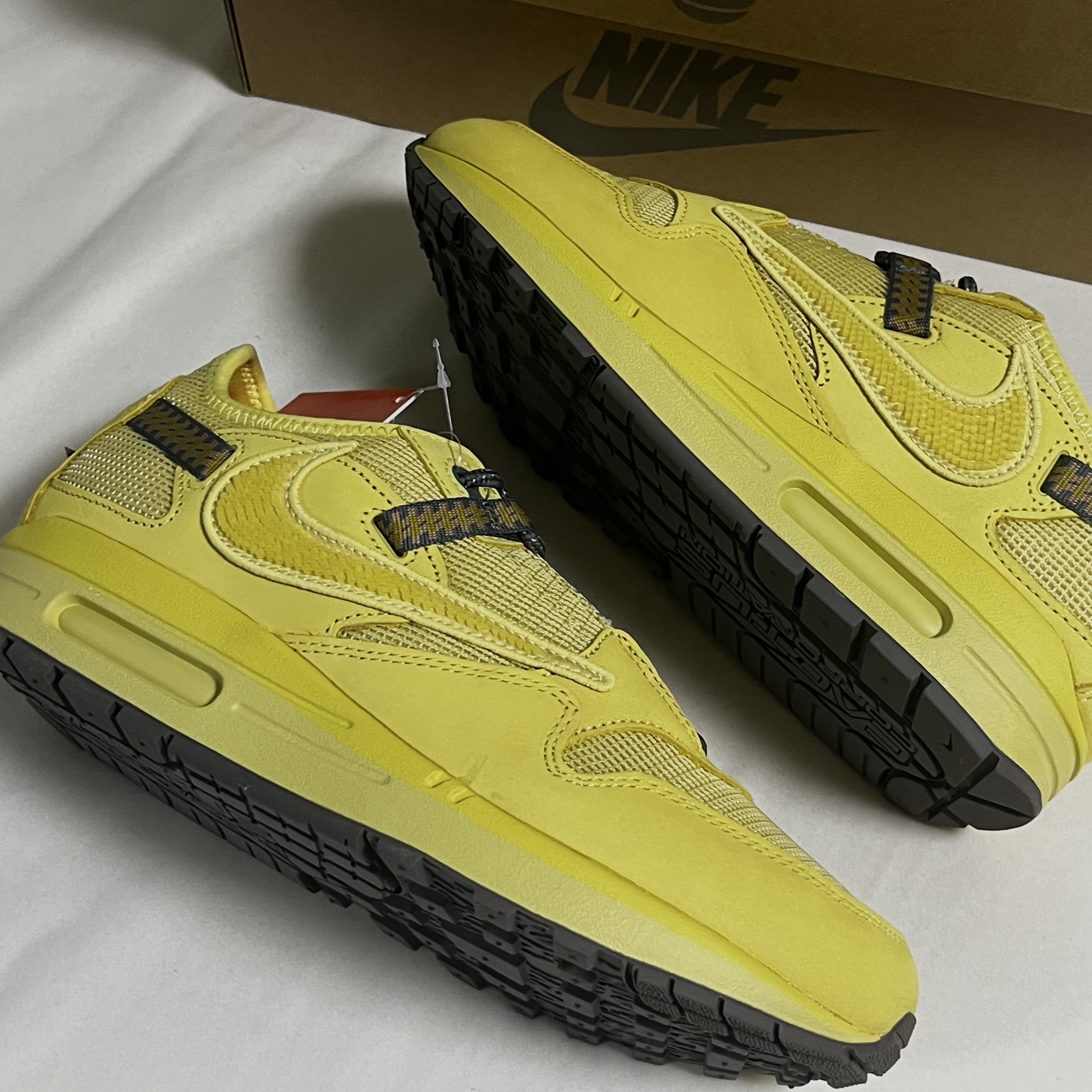 Nike x Travis Scott Air Max 1 Cact.us Gold 착용 스타일 - 1