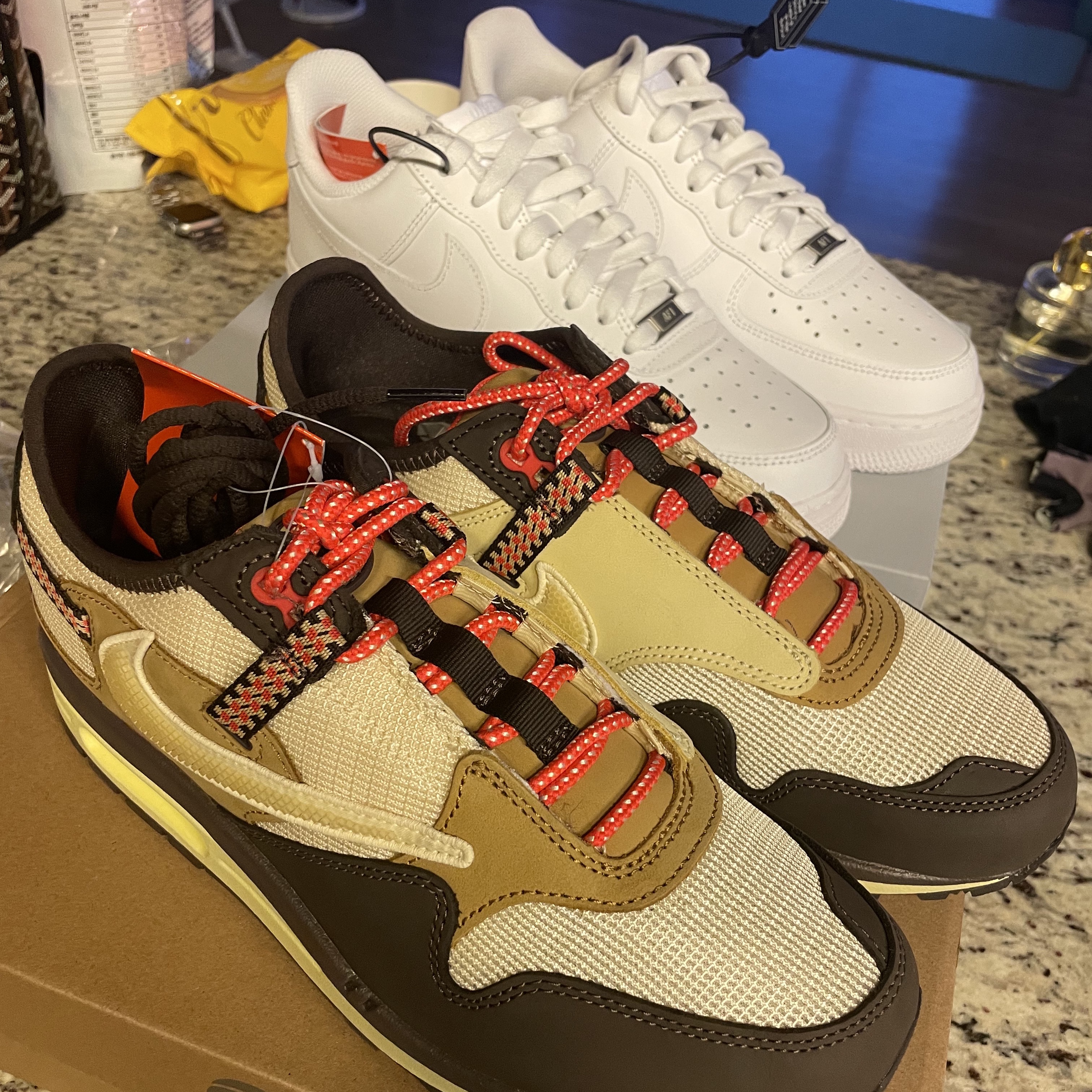 Nike x Travis Scott Air Max 1 Cact.us Brown, Nike Air Force 1 '07 Low White 착용 스타일