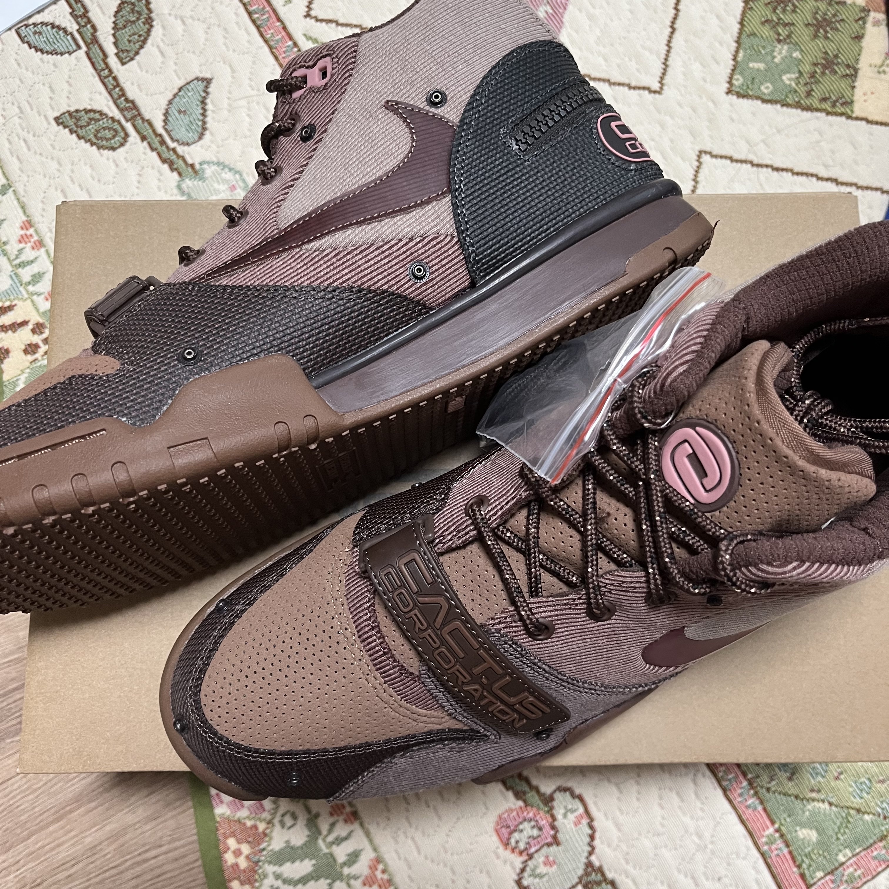 Nike x Travis Scott Air Trainer 1 Archaeo Brown and Rust Pink 착용 스타일