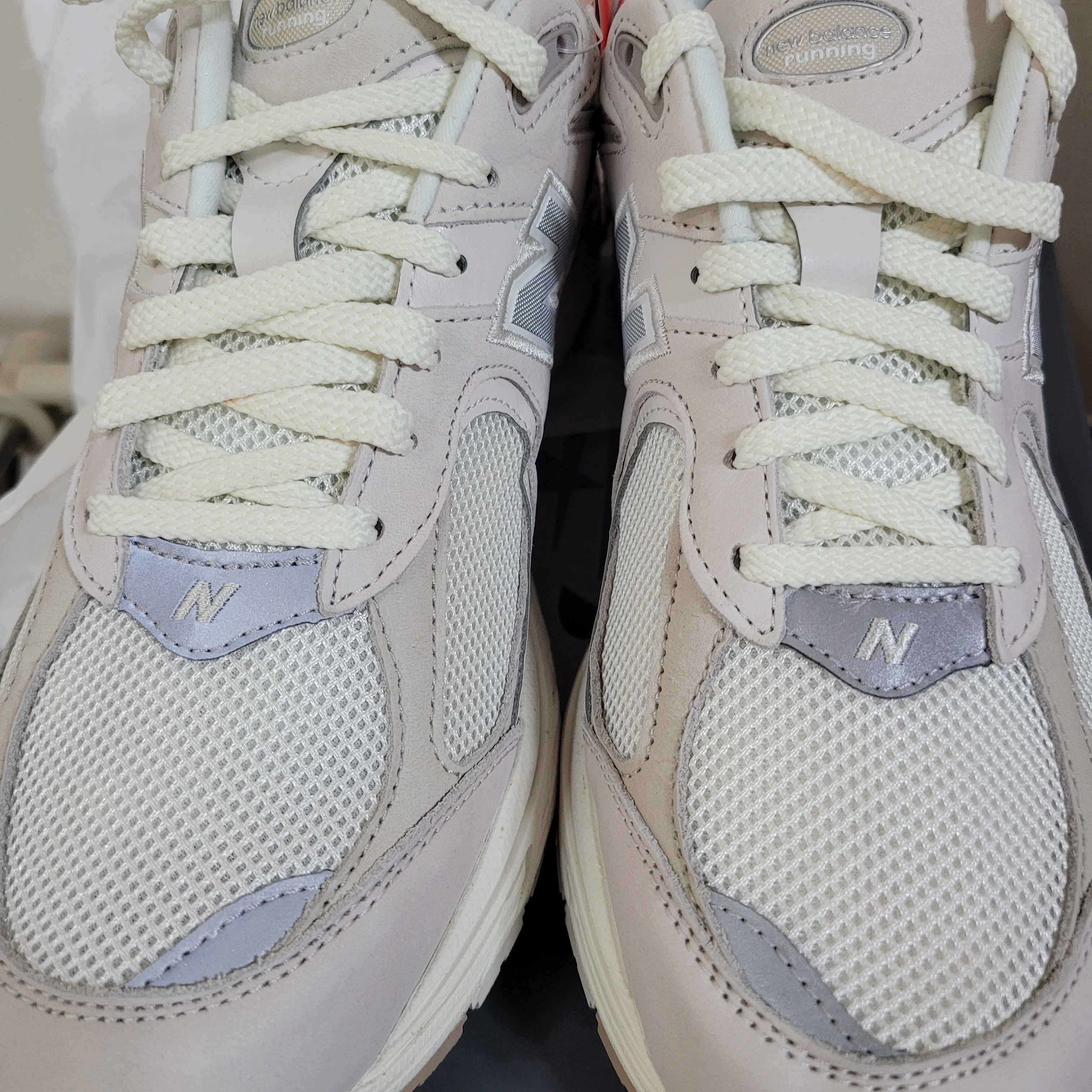 New Balance 2002R White Ivory, New Balance 2002R T2 Gray 착용 스타일 - 2