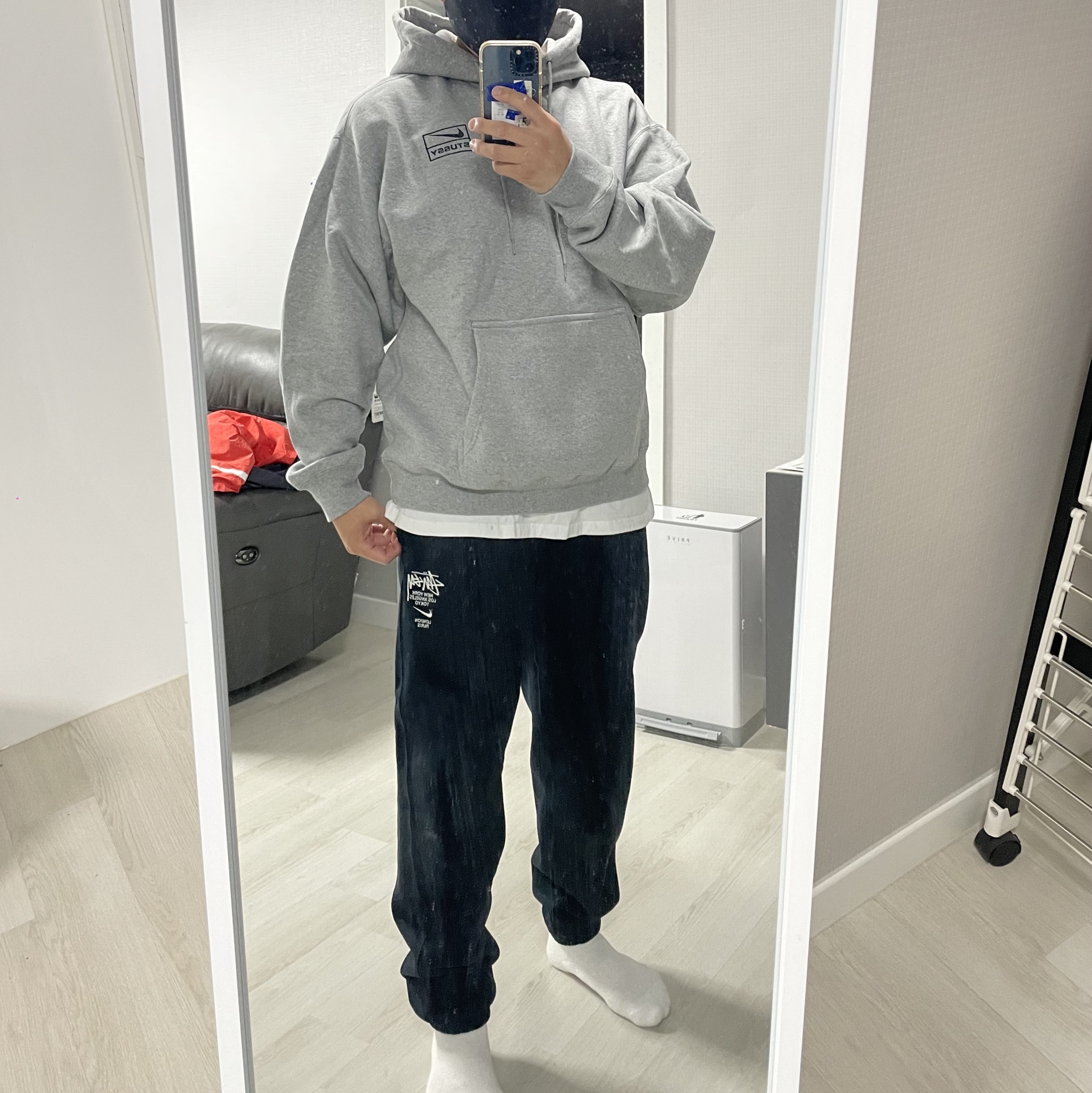 Nike x Stussy NRG RA Pullover Hoodie Dark Grey Heather (DJ9488-063), Nike x Stussy NRG RA Fleece Pants Dark Grey Heather (DJ9490-063) 착용 스타일 - 2