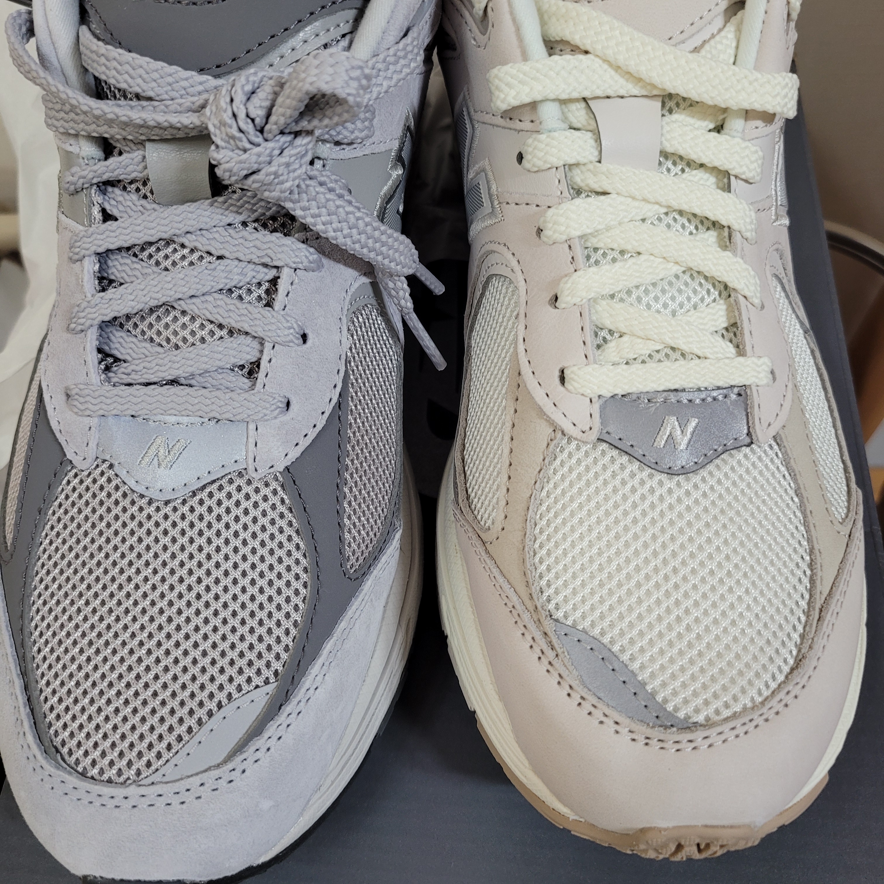 New Balance 2002R White Ivory, New Balance 2002R T2 Gray 착용 스타일 - 4