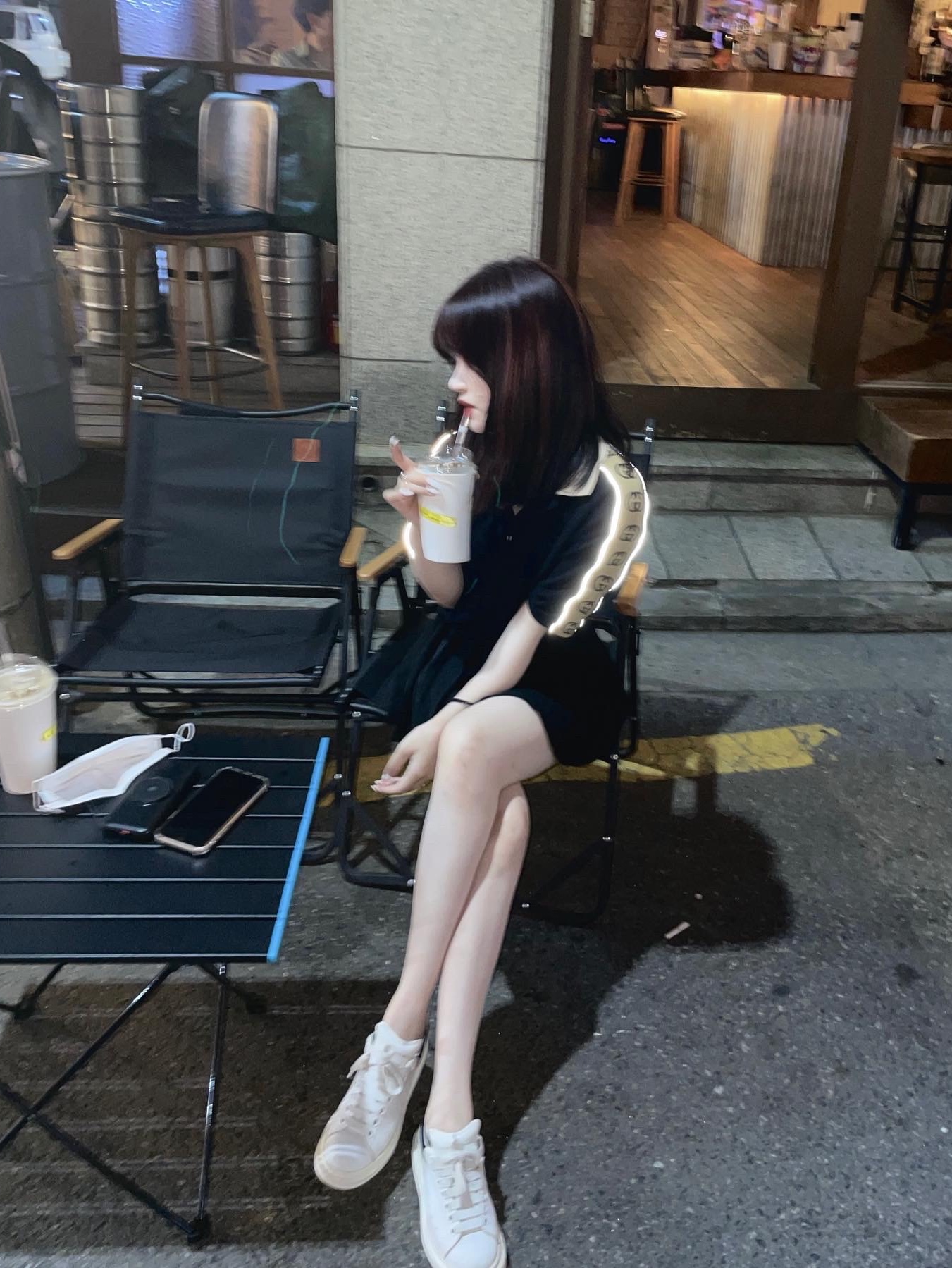 (W) Alexander McQueen Oversized Sneakers White Black 착용 스타일 - 2