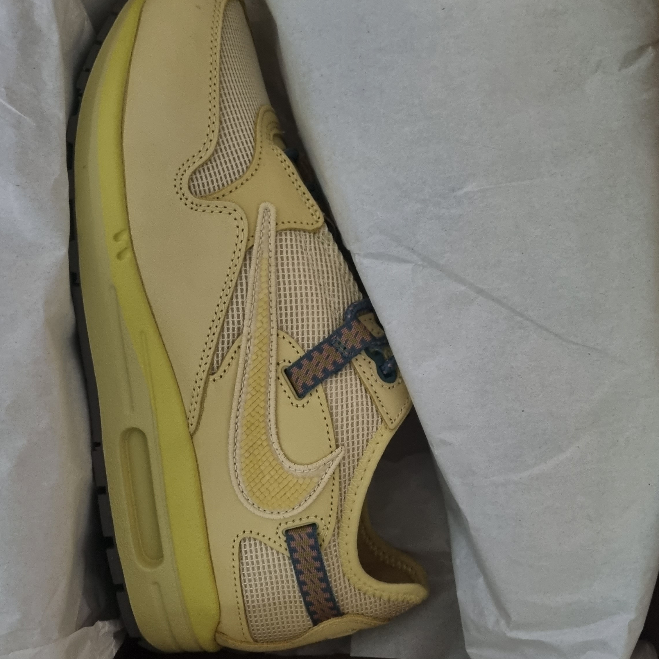 Nike x Travis Scott Air Max 1 Cact.us Gold 착용 스타일