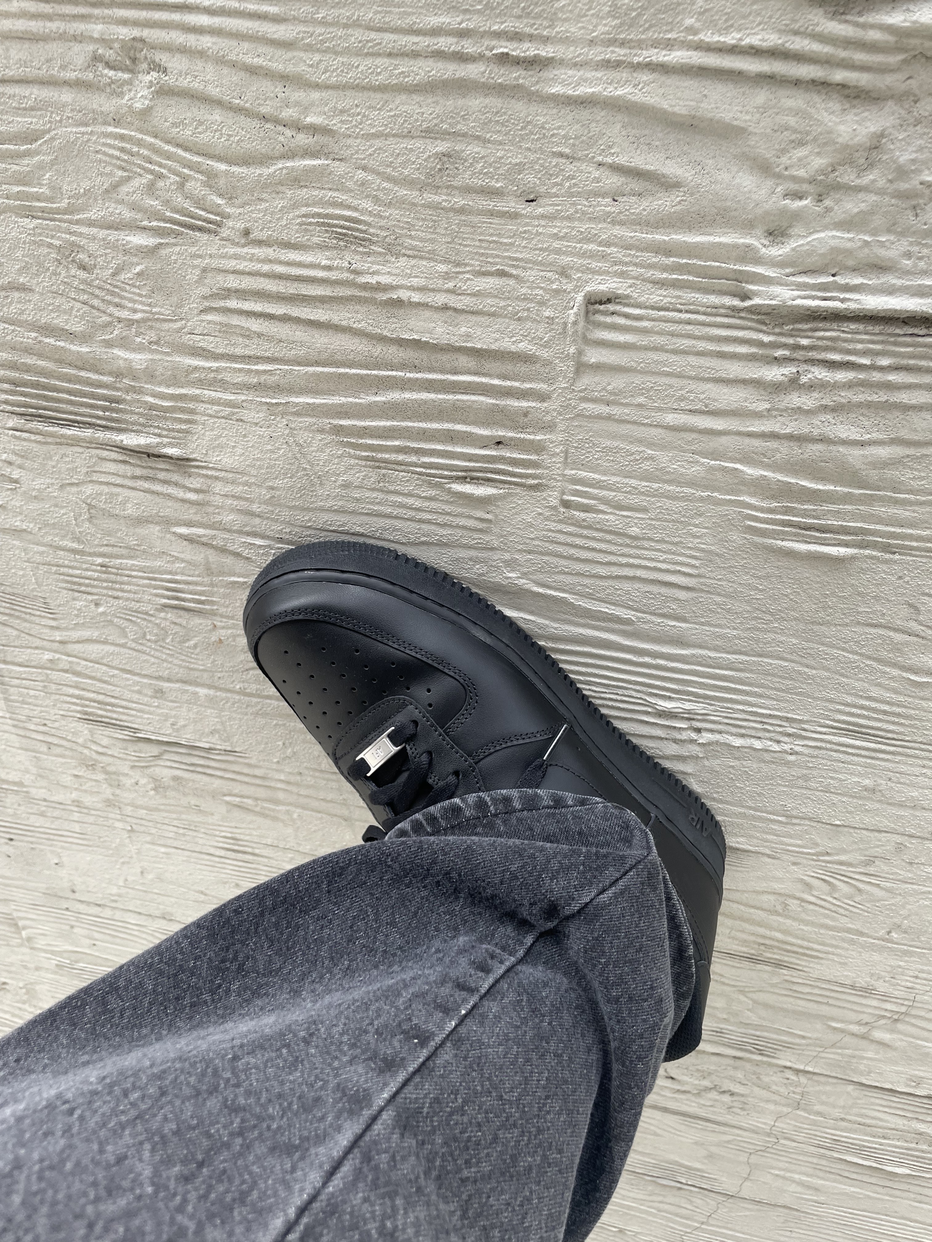 Nike Air Force 1 '07 Low Triple Black 착용 스타일 - 3