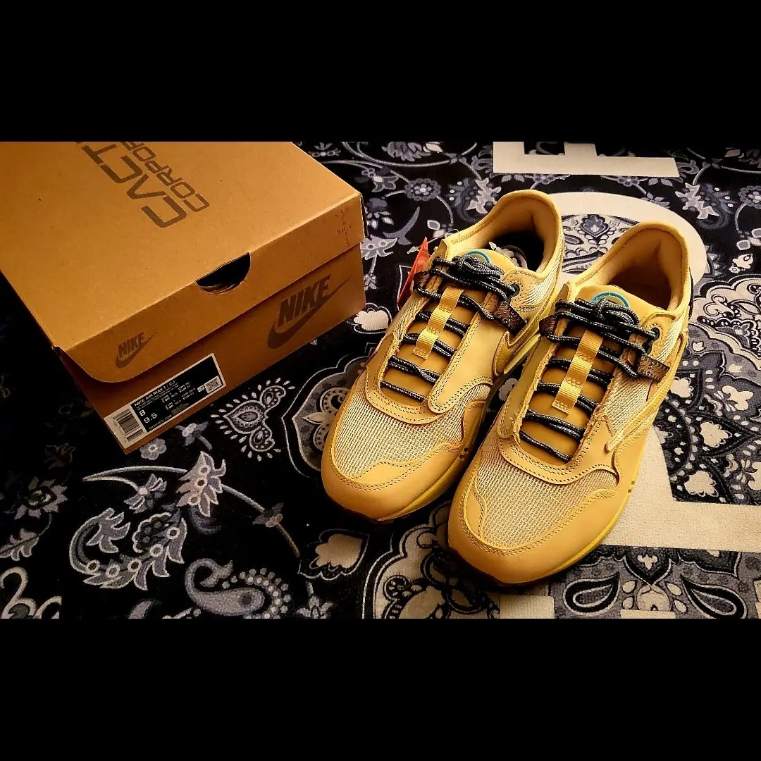 Nike x Travis Scott Air Max 1 Cact.us Gold 착용 스타일 - 2