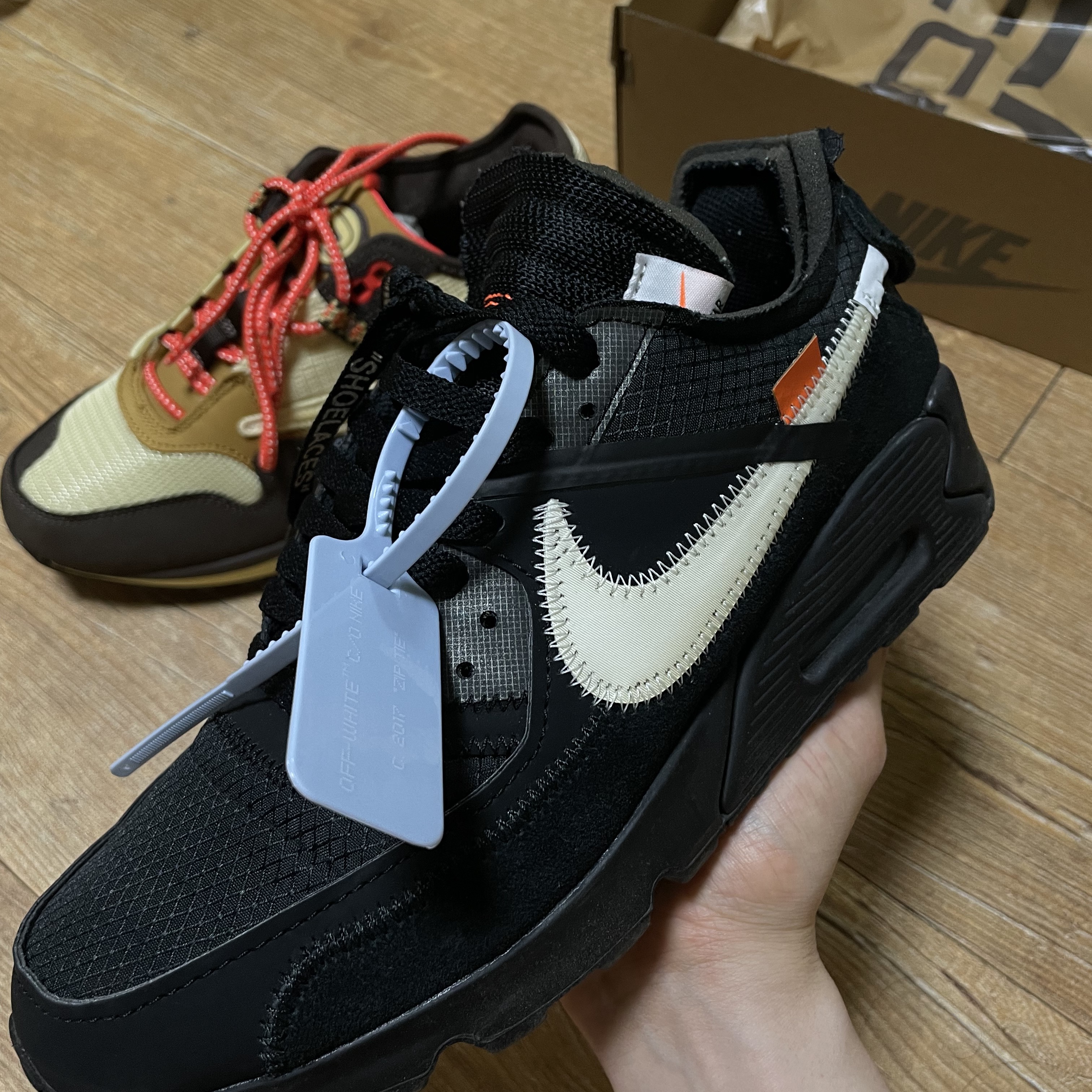 Nike x Travis Scott Air Max 1 Cact.us Brown, Nike x Off-White Air Max 90 V2 Black White 착용 스타일 - 2