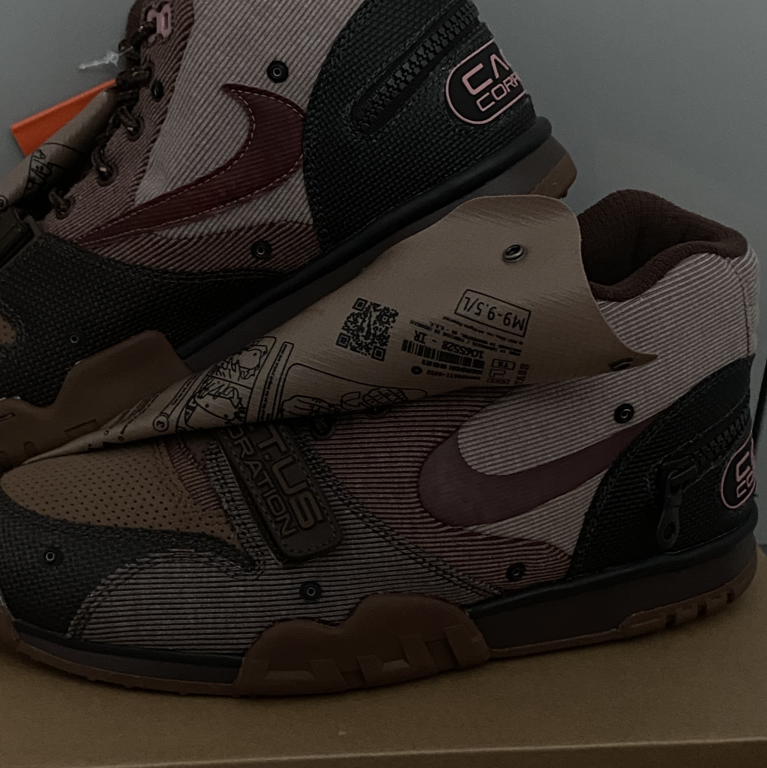 Nike x Travis Scott Air Trainer 1 Archaeo Brown and Rust Pink 착용 스타일 - 1