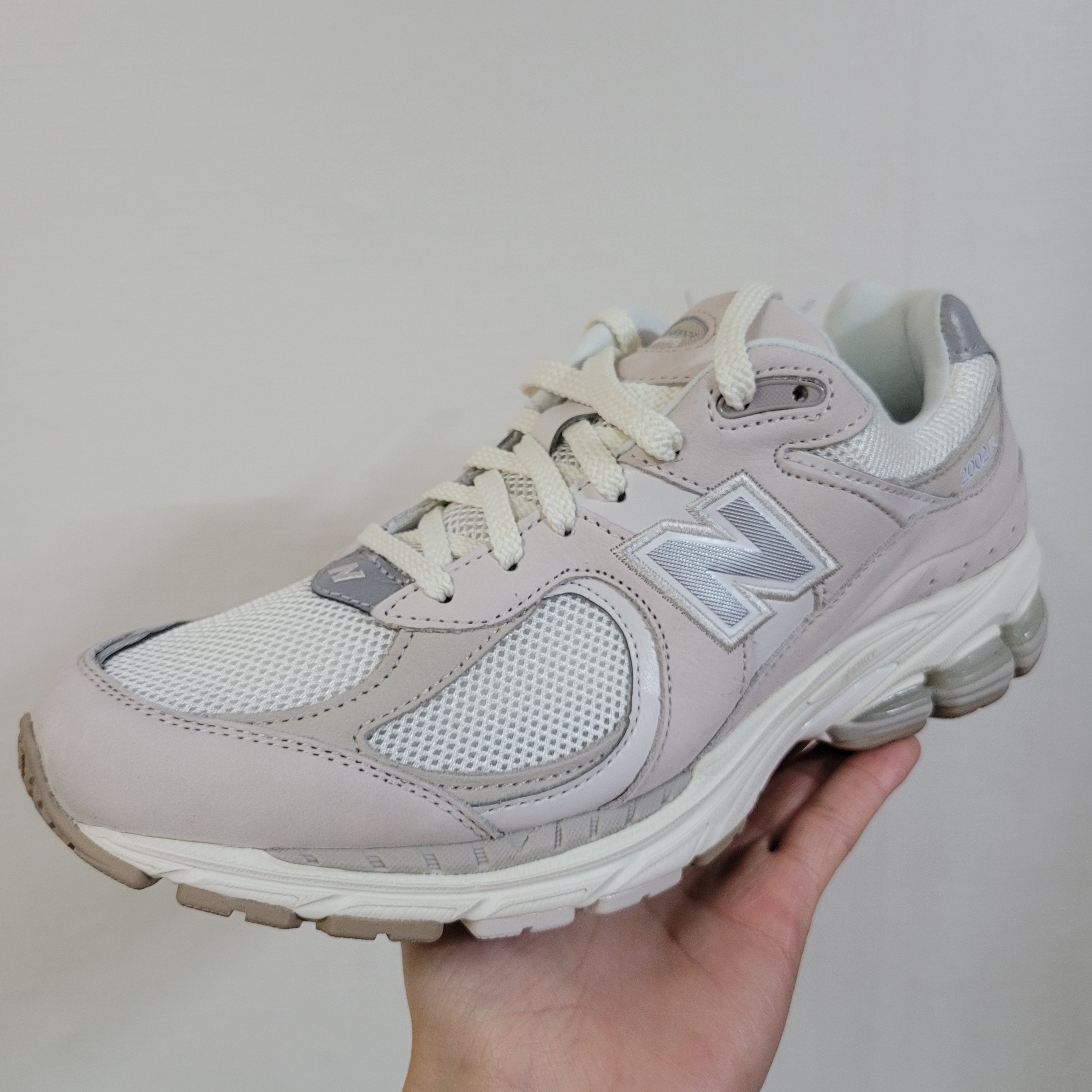 New Balance 2002R White Ivory, New Balance 2002R T2 Gray 착용 스타일 - 1