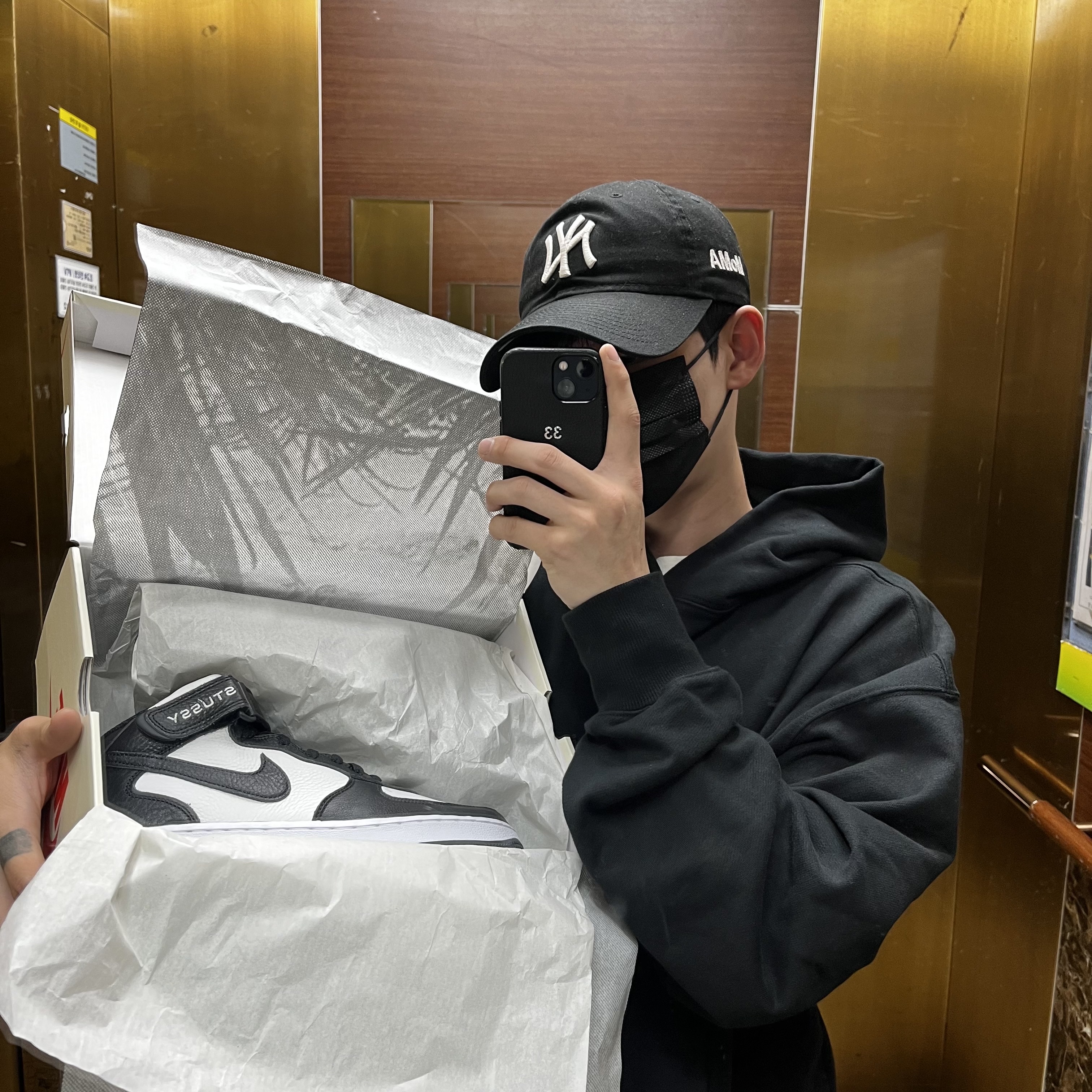 Nike x Stussy Air Force 1 '07 Mid SP Black and Light Bone 착용 스타일