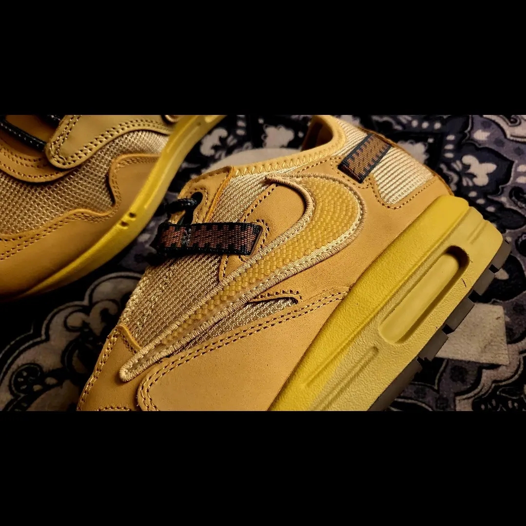 Nike x Travis Scott Air Max 1 Cact.us Gold 착용 스타일 - 3