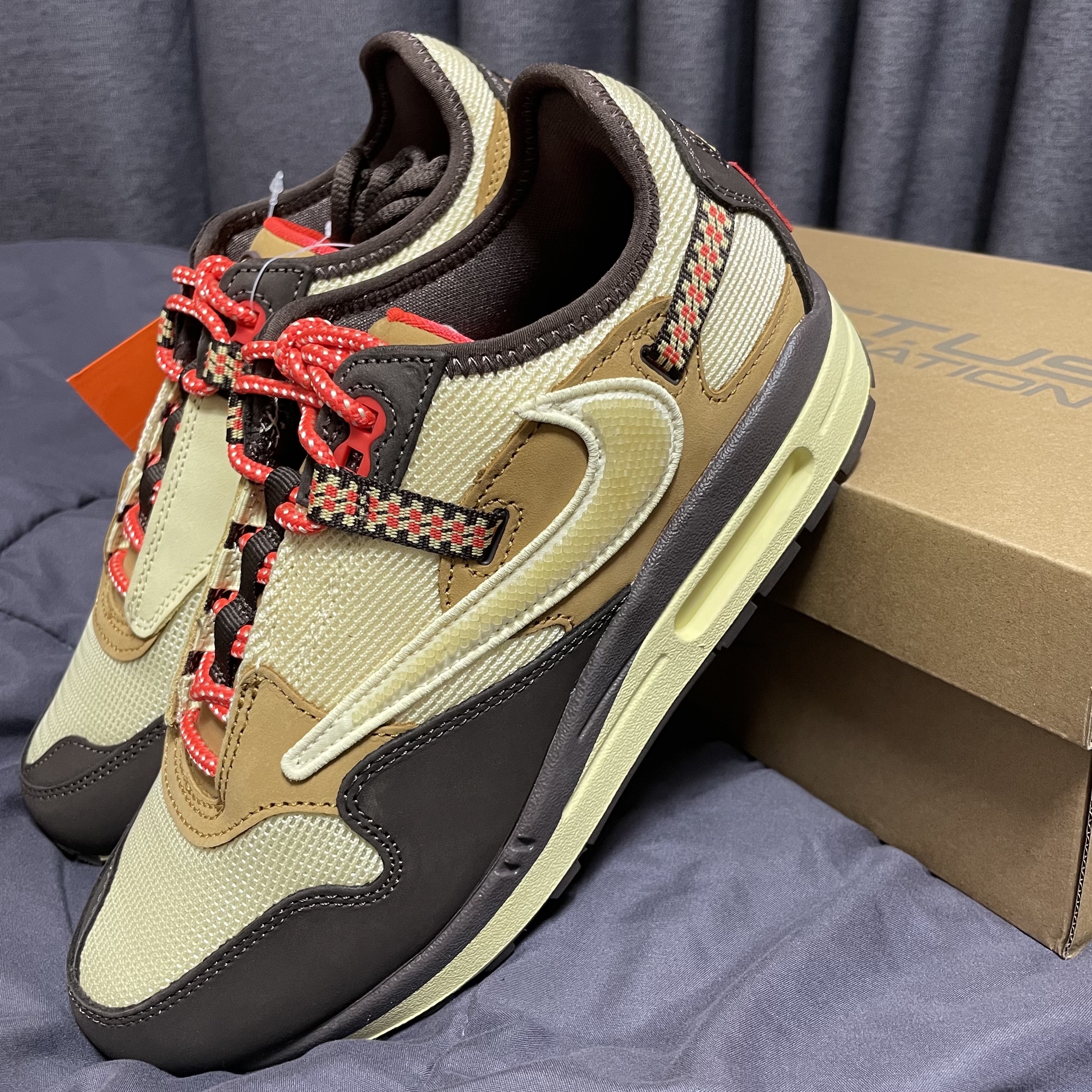 Nike x Travis Scott Air Max 1 Cact.us Brown 착용 스타일 - 2
