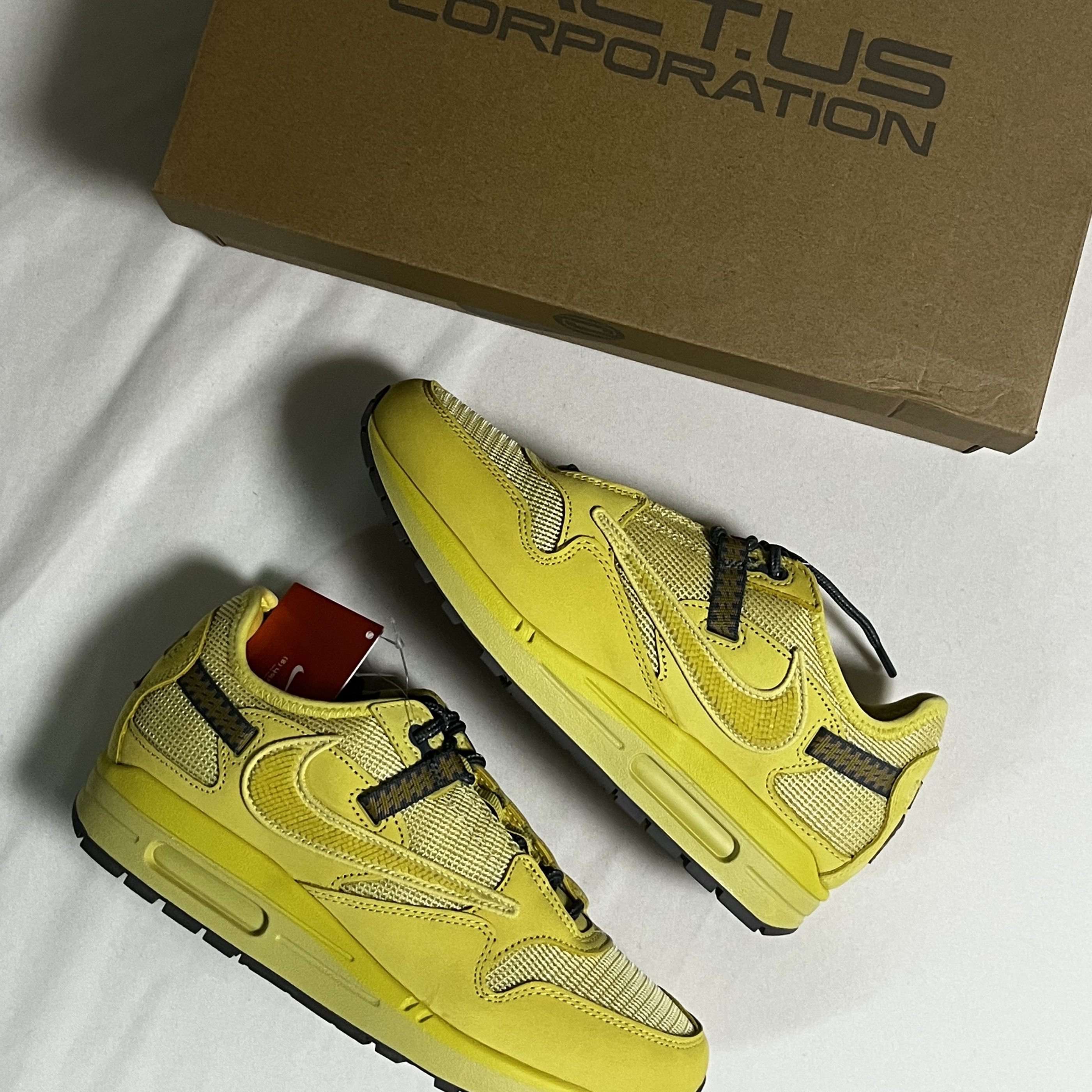 Nike x Travis Scott Air Max 1 Cact.us Gold 착용 스타일 - 2