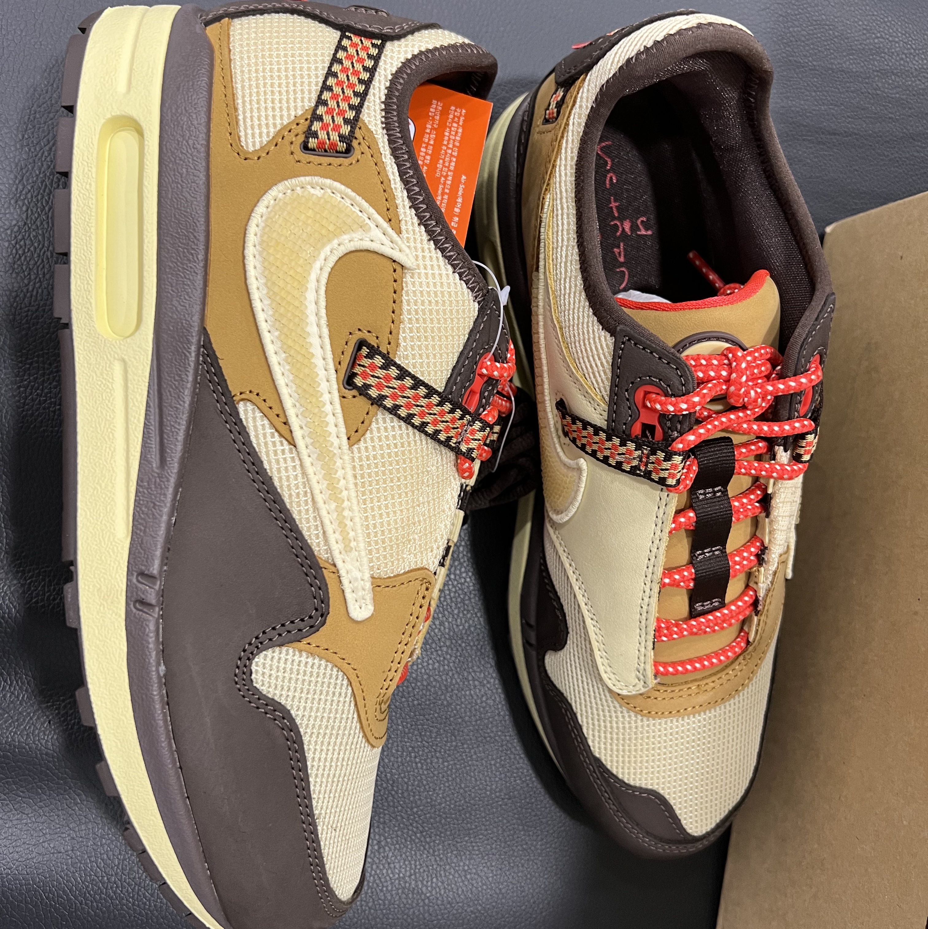 Nike x Travis Scott Air Max 1 Cact.us Brown 착용 스타일 - 1