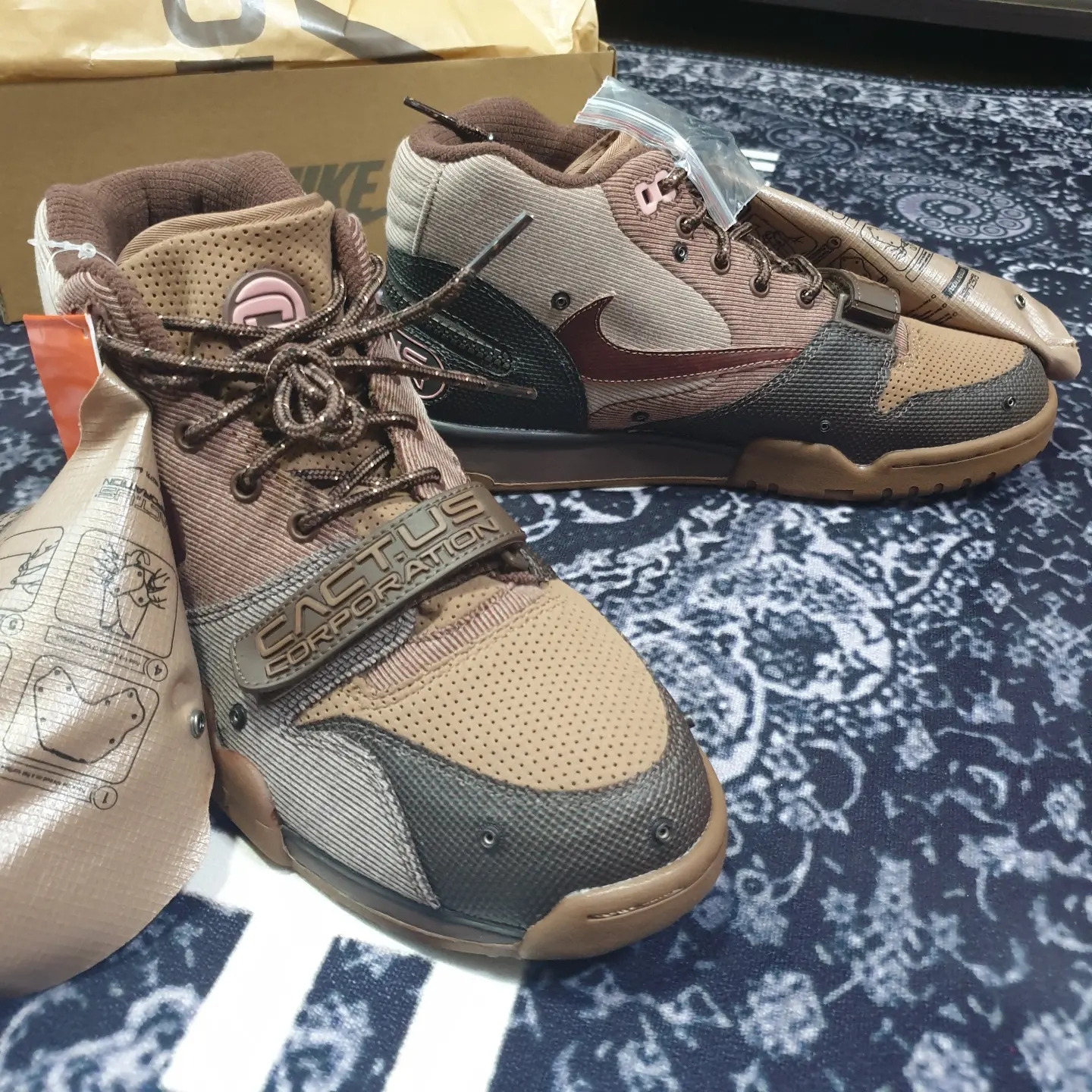 Nike x Travis Scott Air Trainer 1 Archaeo Brown and Rust Pink 착용 스타일 - 1