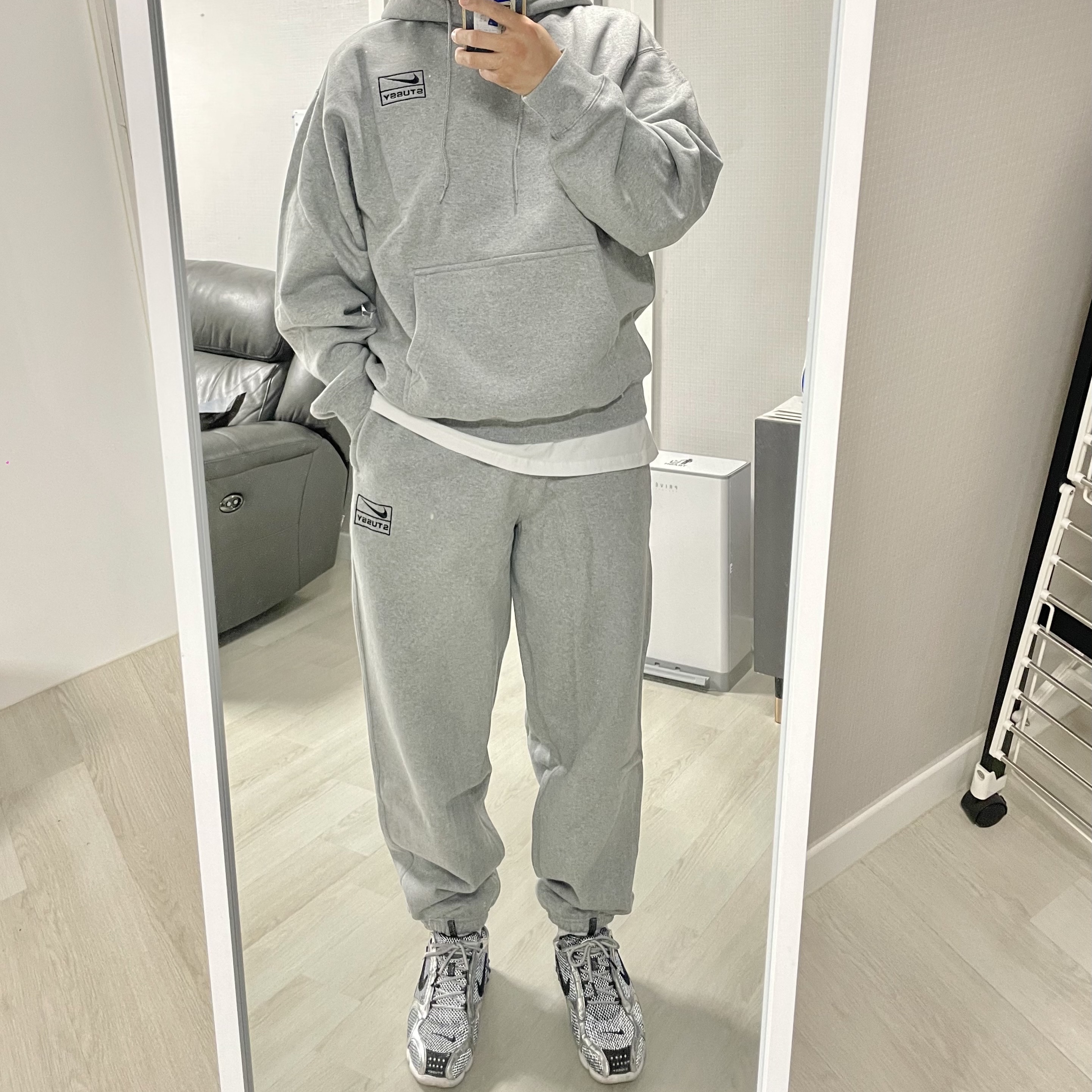 Nike x Stussy NRG RA Pullover Hoodie Dark Grey Heather (DJ9488-063), Nike x Stussy NRG RA Fleece Pants Dark Grey Heather (DJ9490-063) 착용 스타일 - 1