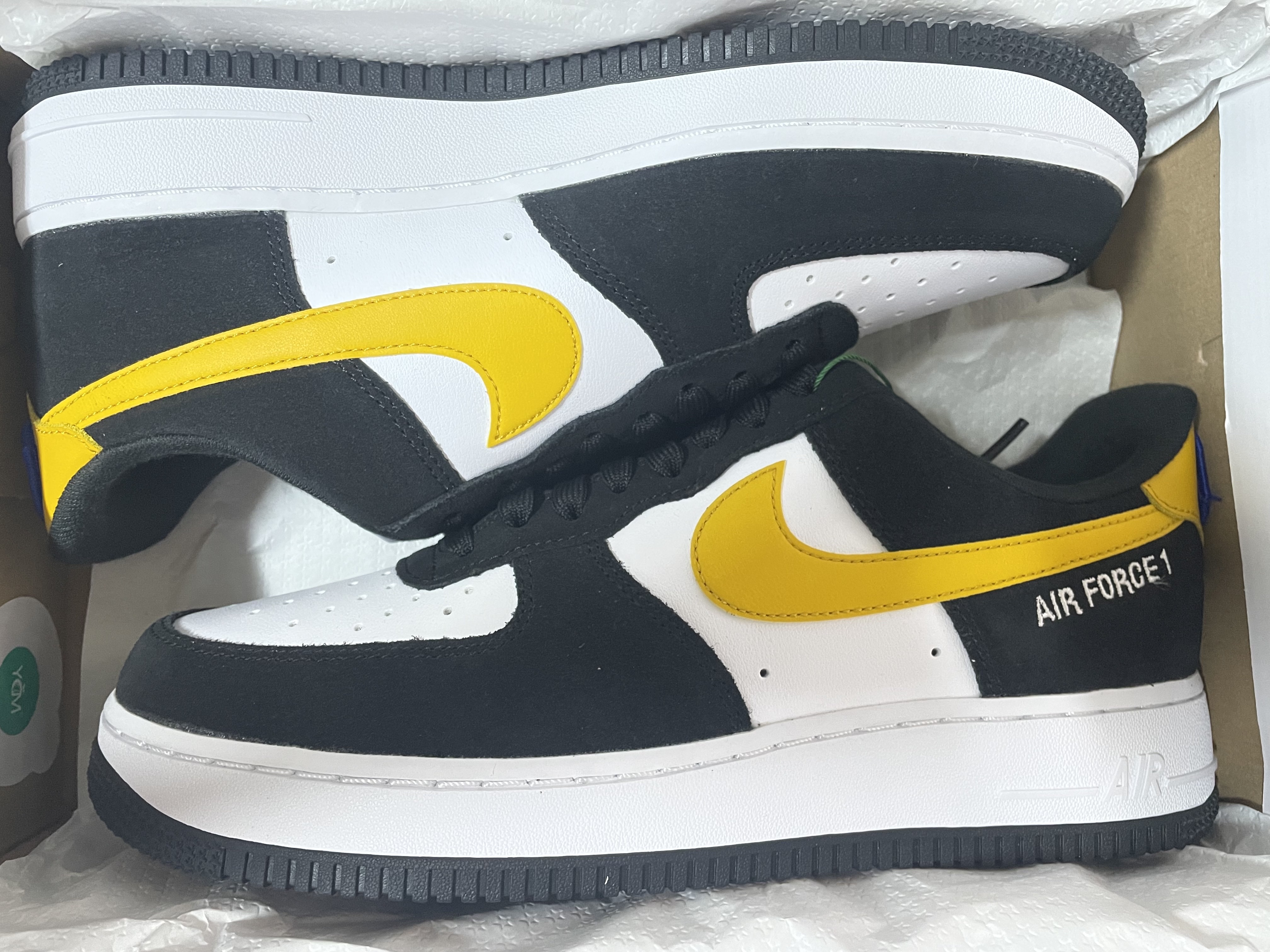 Nike Air Force 1 '07 LV8 Athletic Club Black Dark Sulfur 착용 스타일