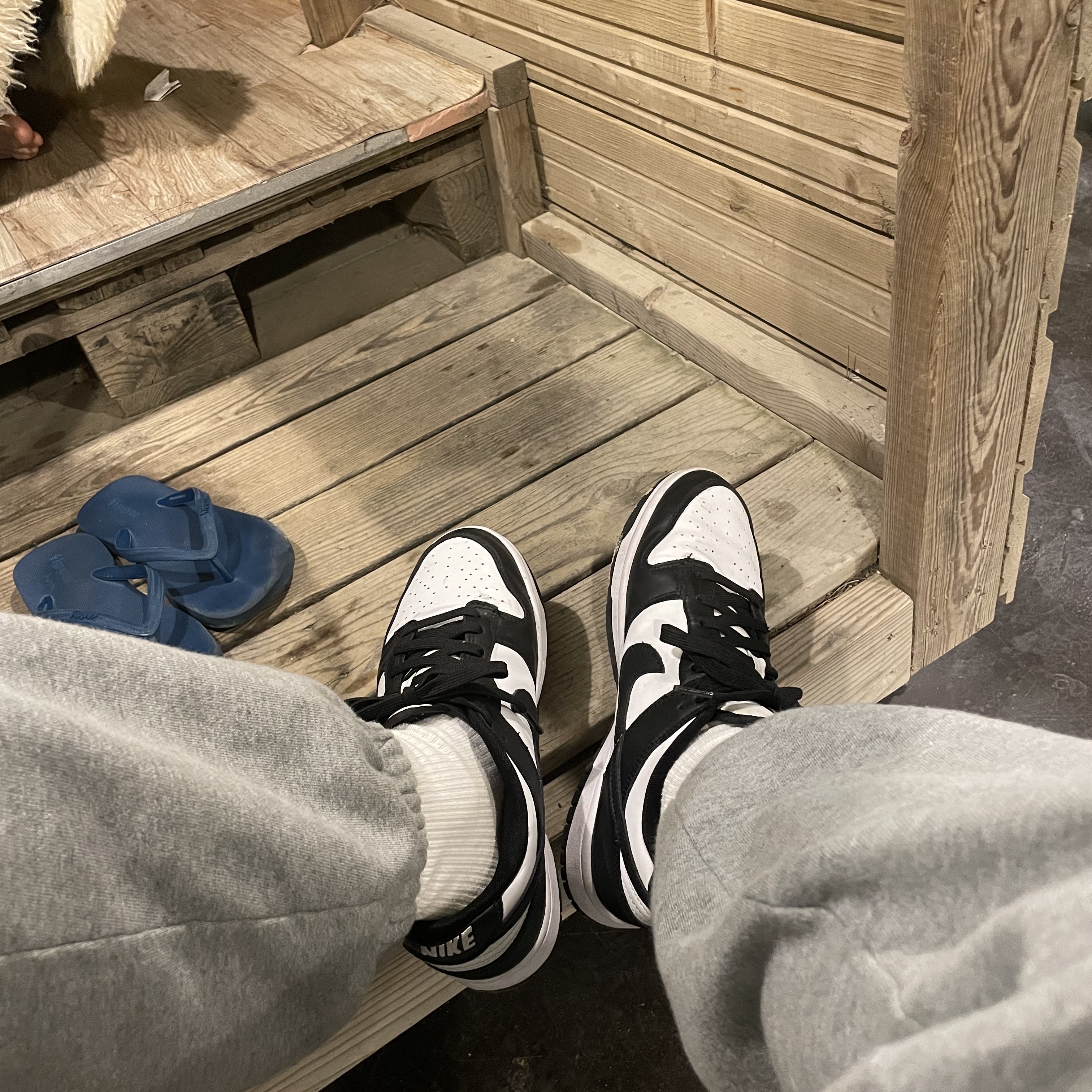 Stussy 8 Ball T-Shirt White - 22SS, Nike Dunk Low Retro Black 착용 스타일 - 2