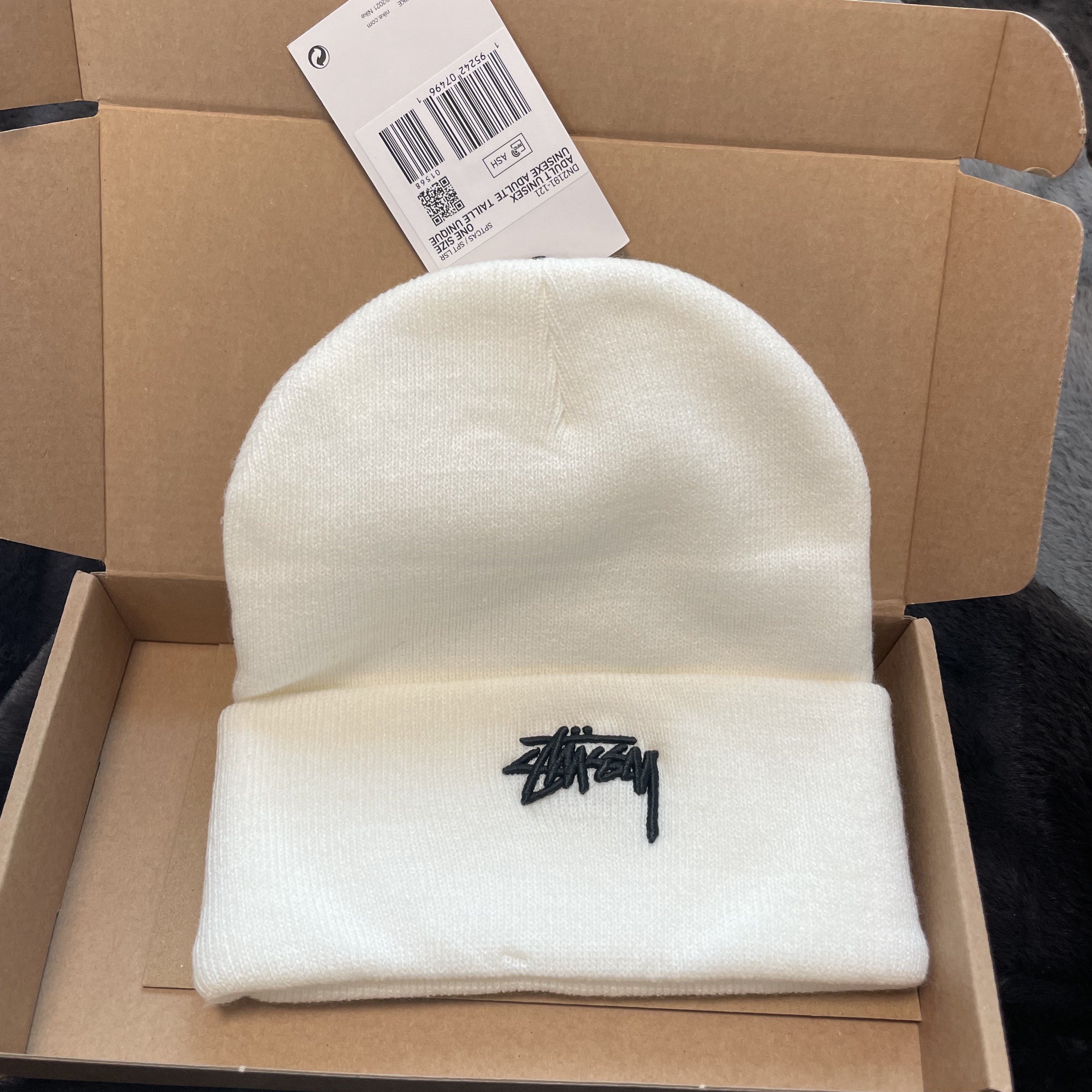 Nike x Stussy NRG Cuffed Beanie Summit White 착용 스타일 - 1