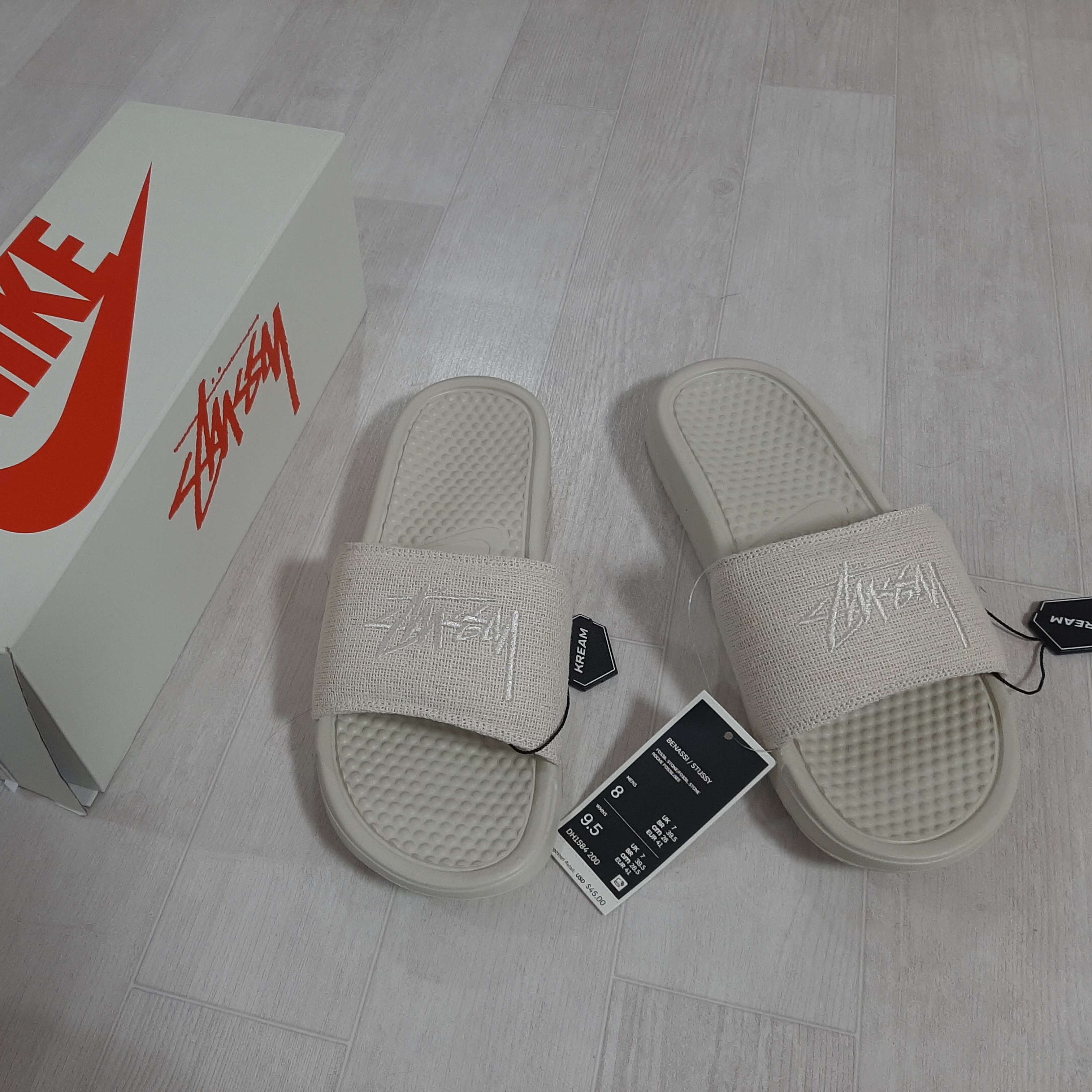 Nike x Stussy Benassi Hemp Slide Fossil Stone 착용 스타일