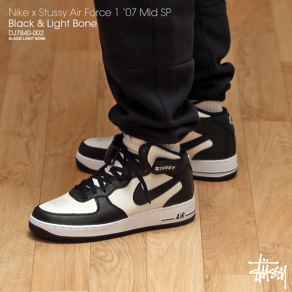Nike x Stussy Air Force 1 '07 Mid SP Black and Light Bone 착용 스타일 - 2