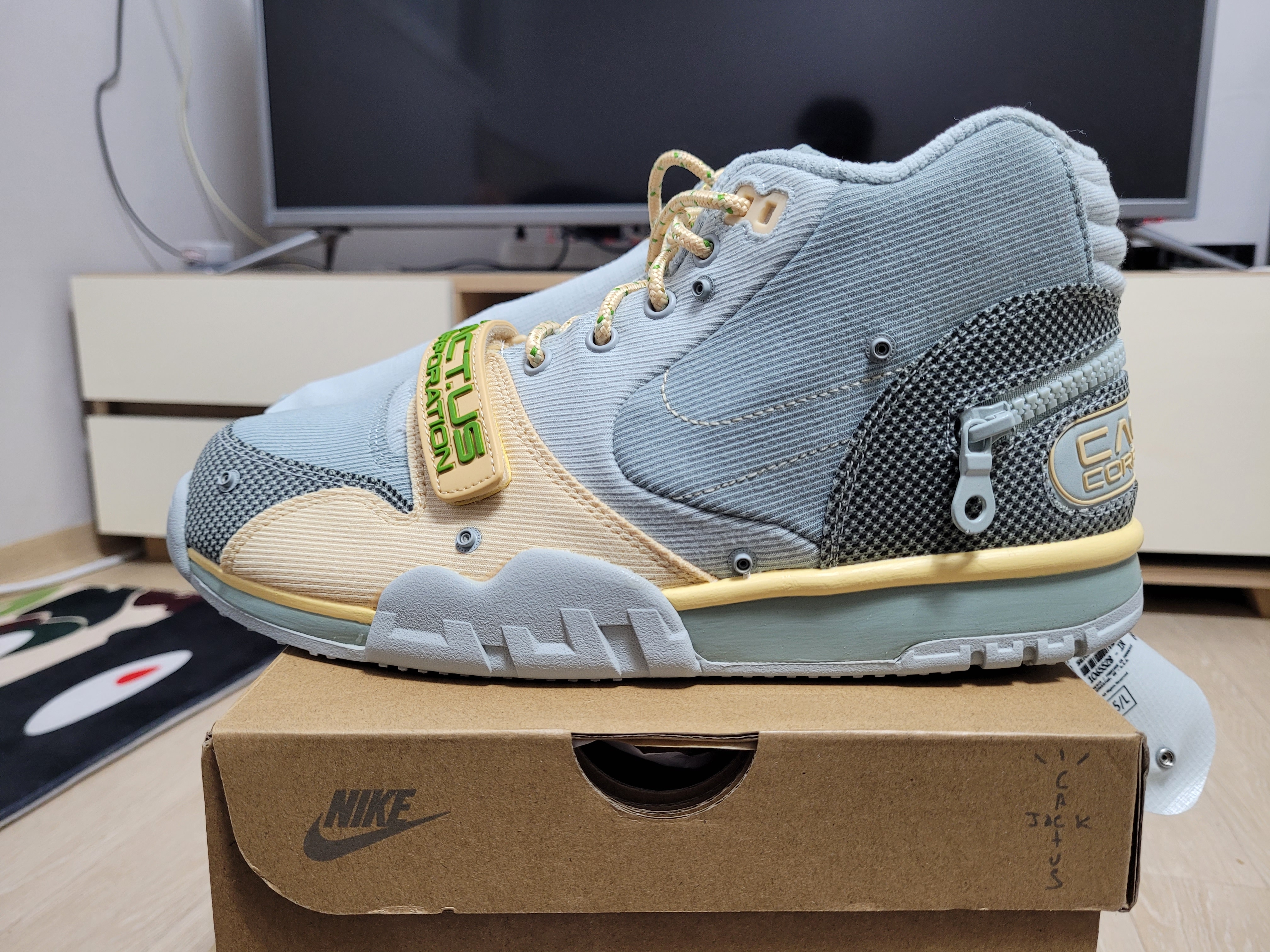 Nike x Travis Scott Nike Air Trainer 1 Grey Haze and Dusty Sage 착용 스타일 - 2