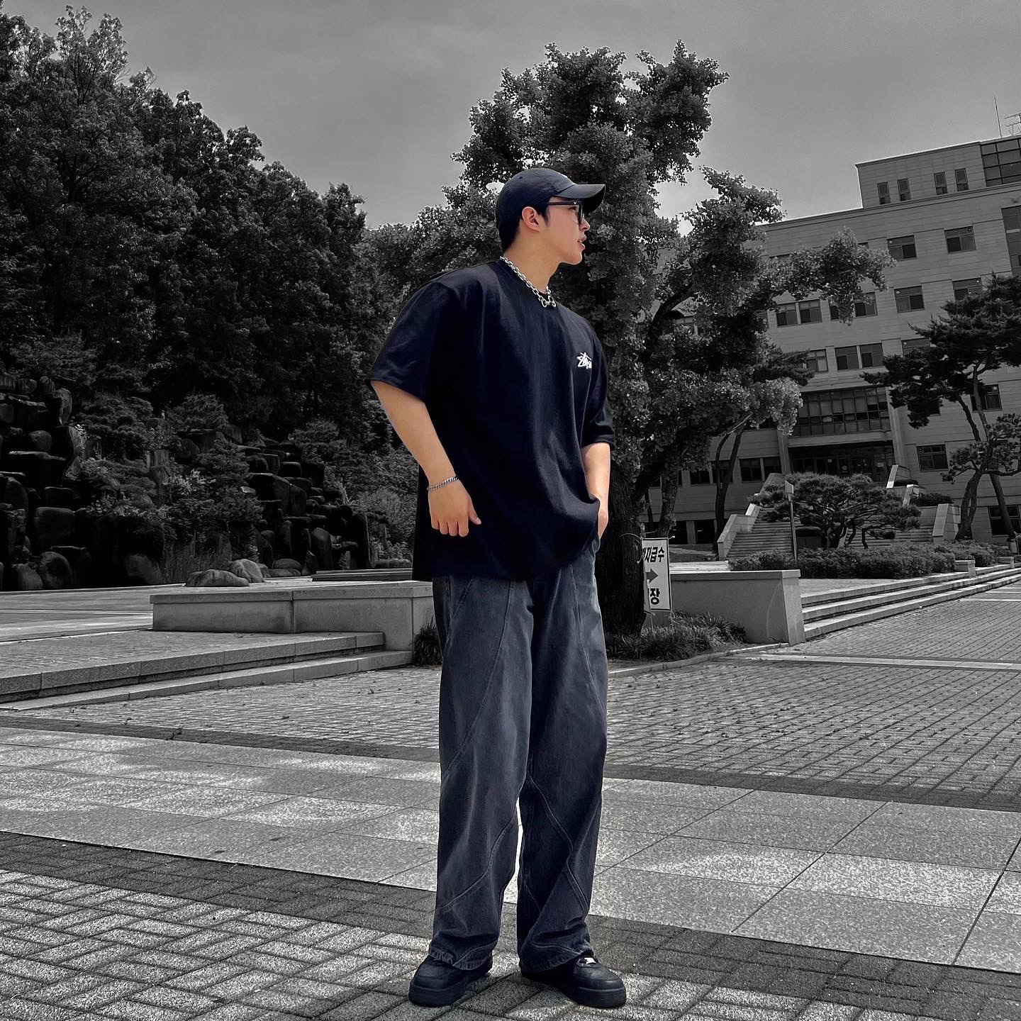 Stussy Fuzzy Dice T-Shirt Black, Nike x Supreme Air Force 1 Low Black 착용 스타일 - 1