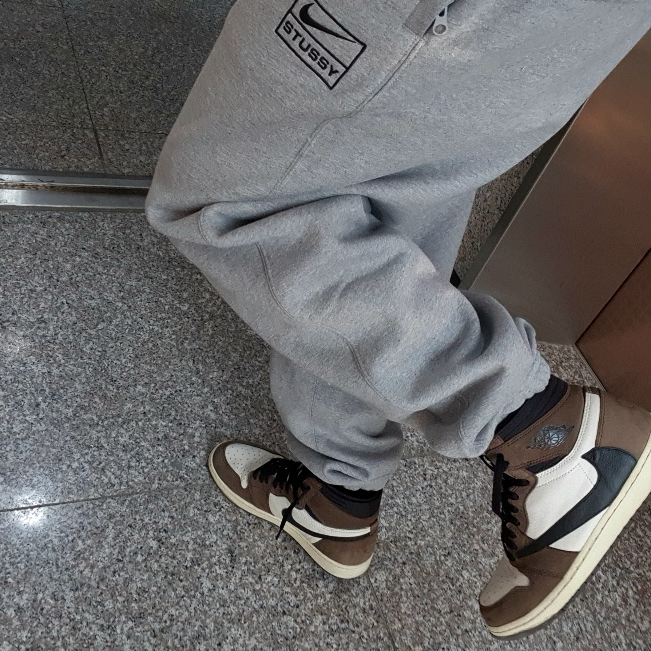 Nike x Stussy NRG RA Fleece Pants Dark Grey Heather (DJ9490-063), Nike x Stussy NRG RA Pullover Hoodie Dark Grey Heather (DJ9488-063) 착용 스타일 - 1