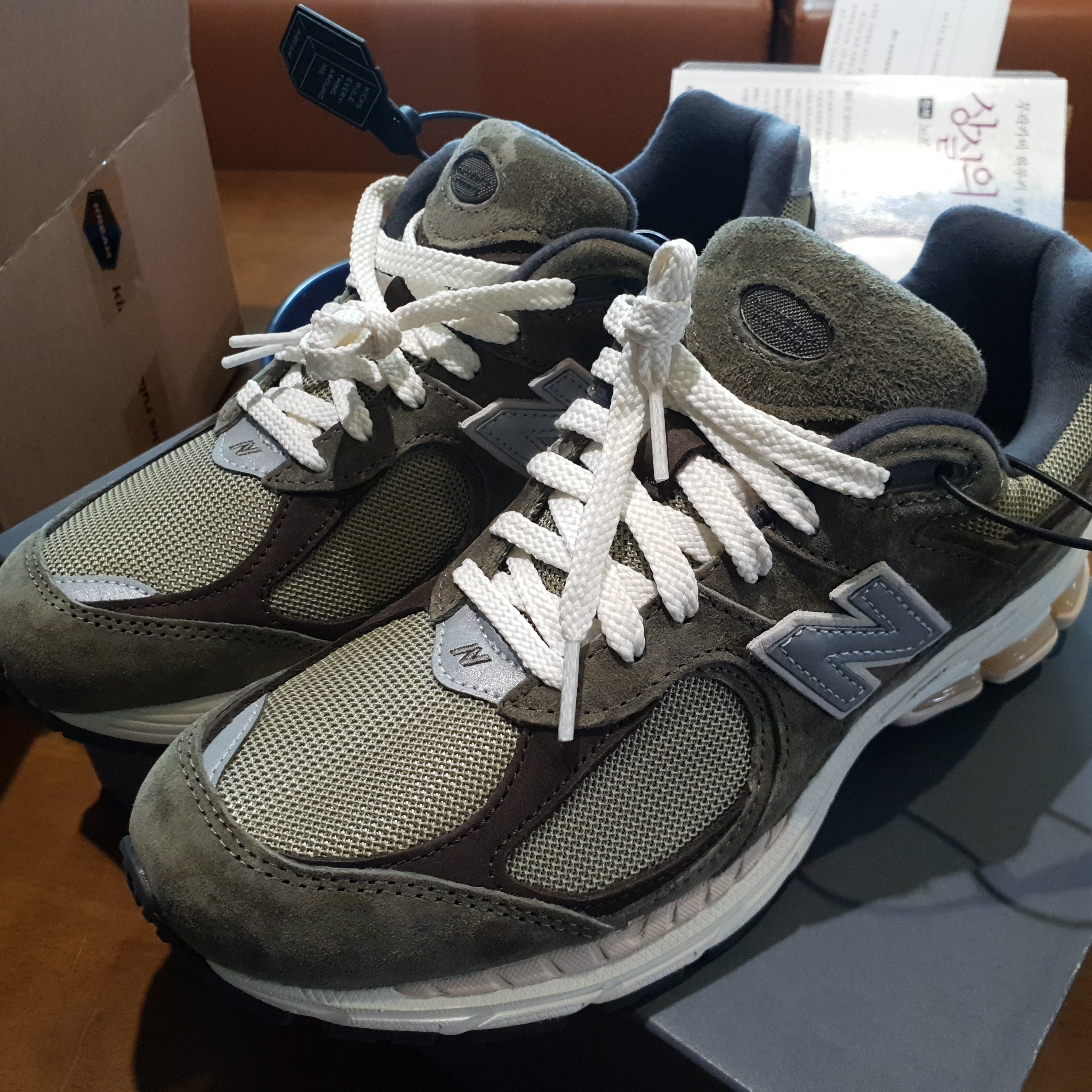 New Balance 2002R Special Vintage Khaki 착용 스타일 - 1