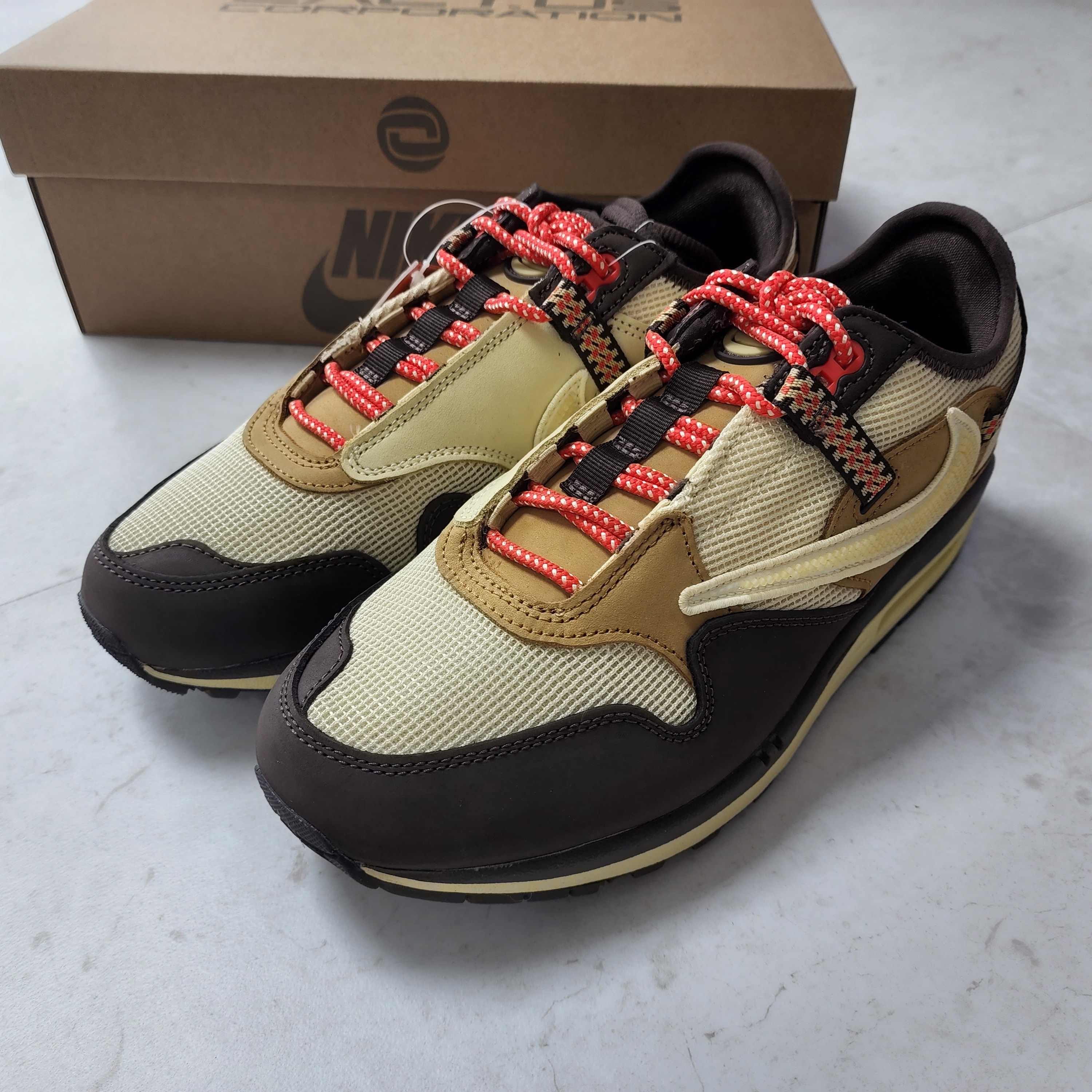 Nike x Travis Scott Air Max 1 Cact.us Brown 착용 스타일 - 2