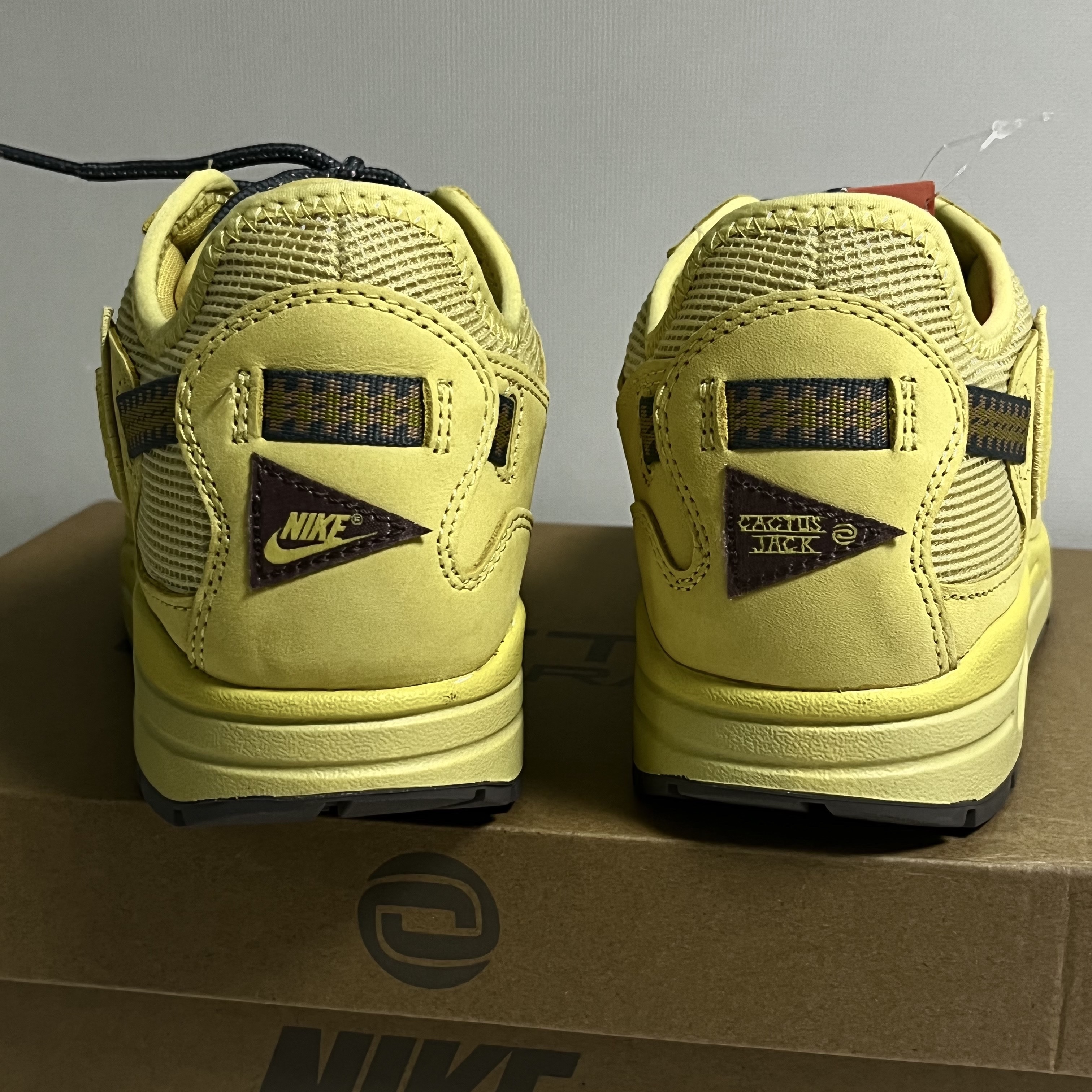 Nike x Travis Scott Air Max 1 Cact.us Gold 착용 스타일 - 3