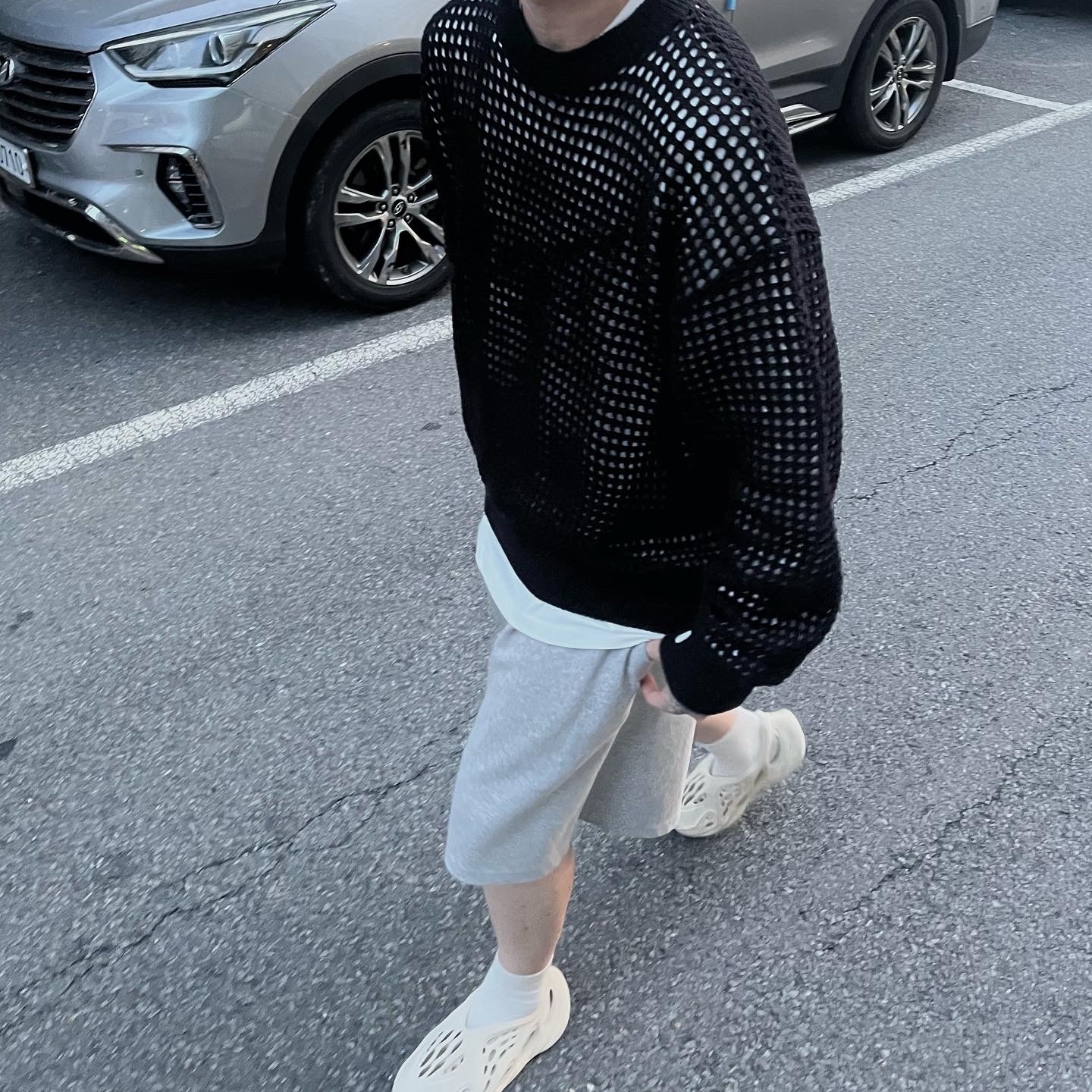 Adidas Yeezy Foam RNNR Sand 착용 스타일