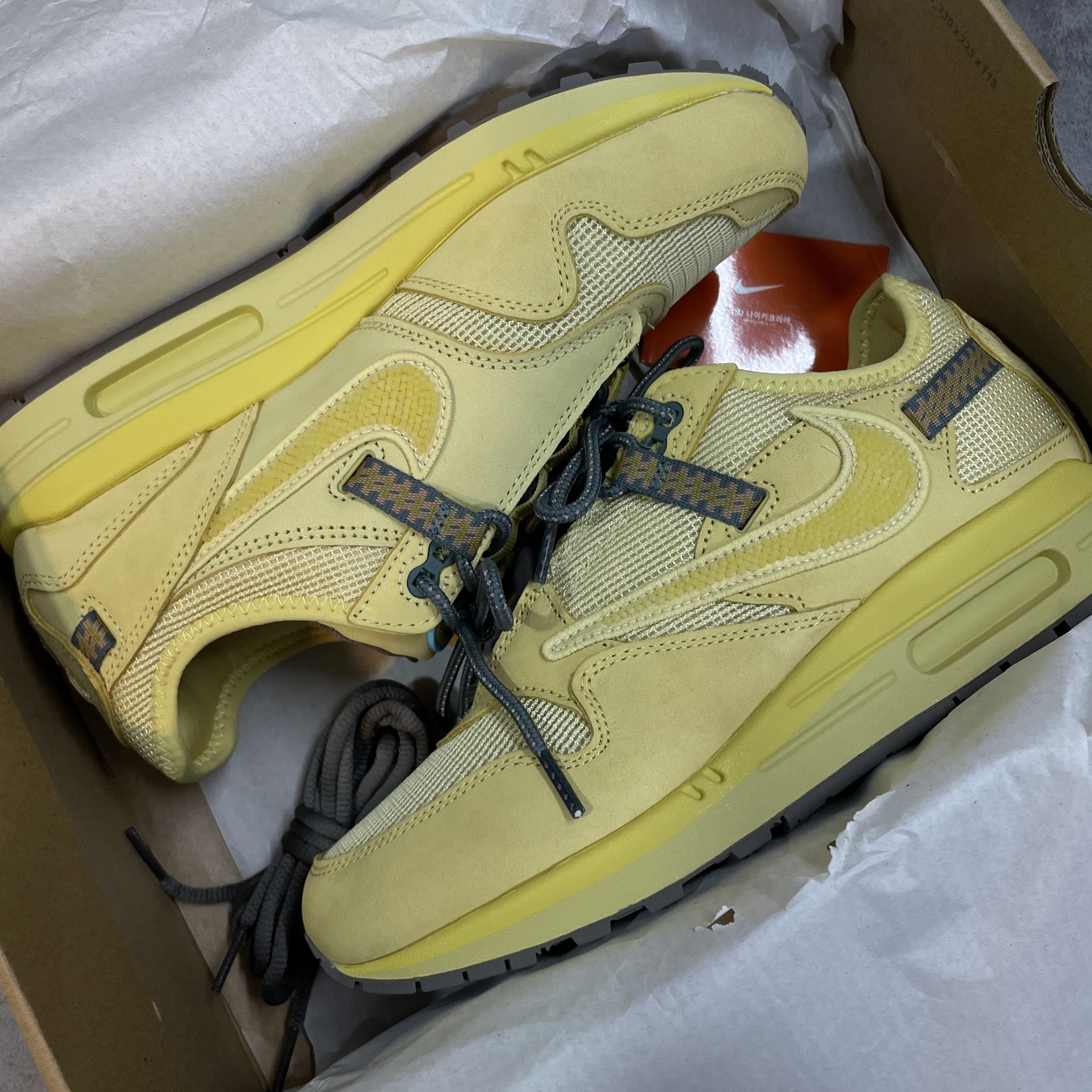Nike x Travis Scott Air Max 1 Cact.us Gold 착용 스타일