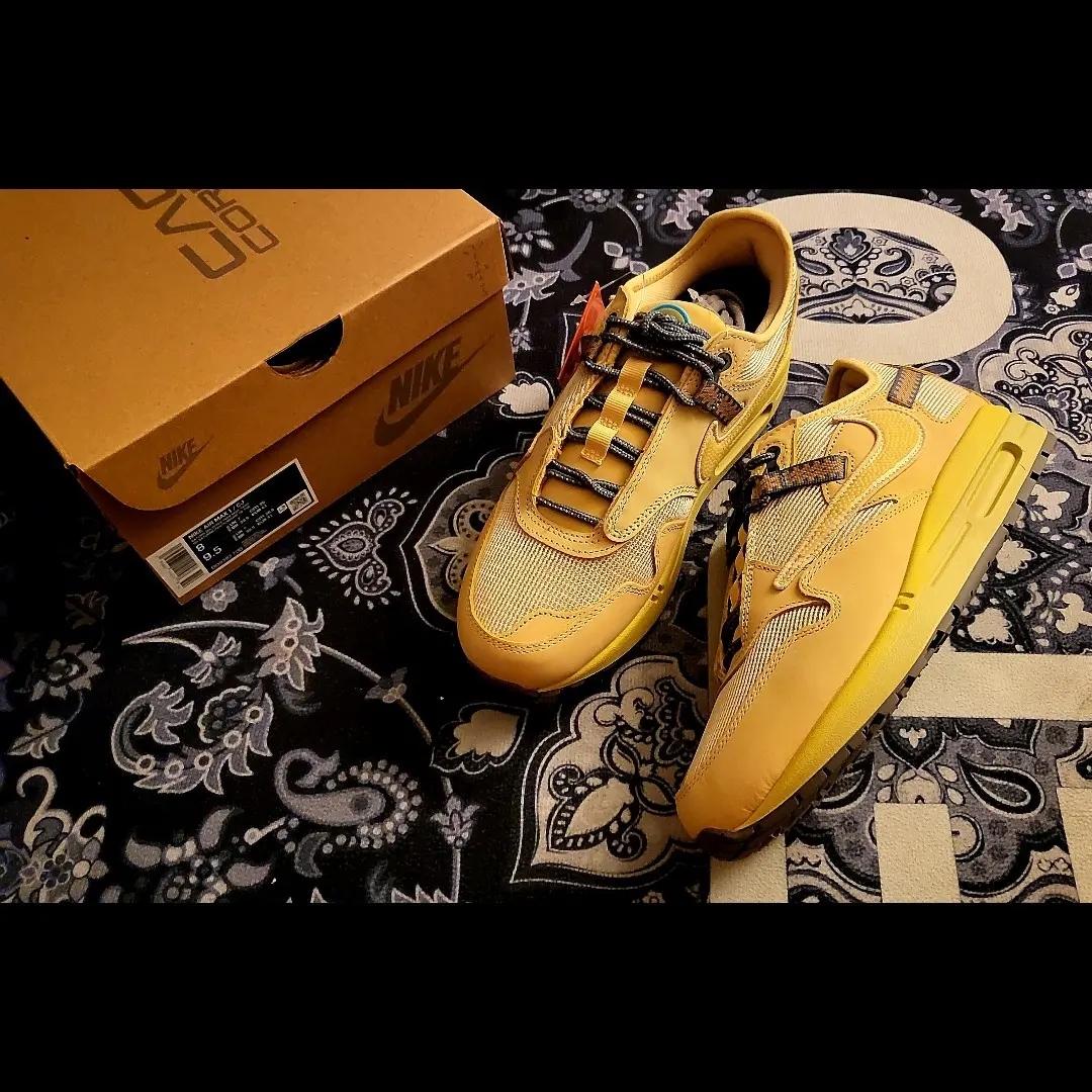 Nike x Travis Scott Air Max 1 Cact.us Gold 착용 스타일 - 1
