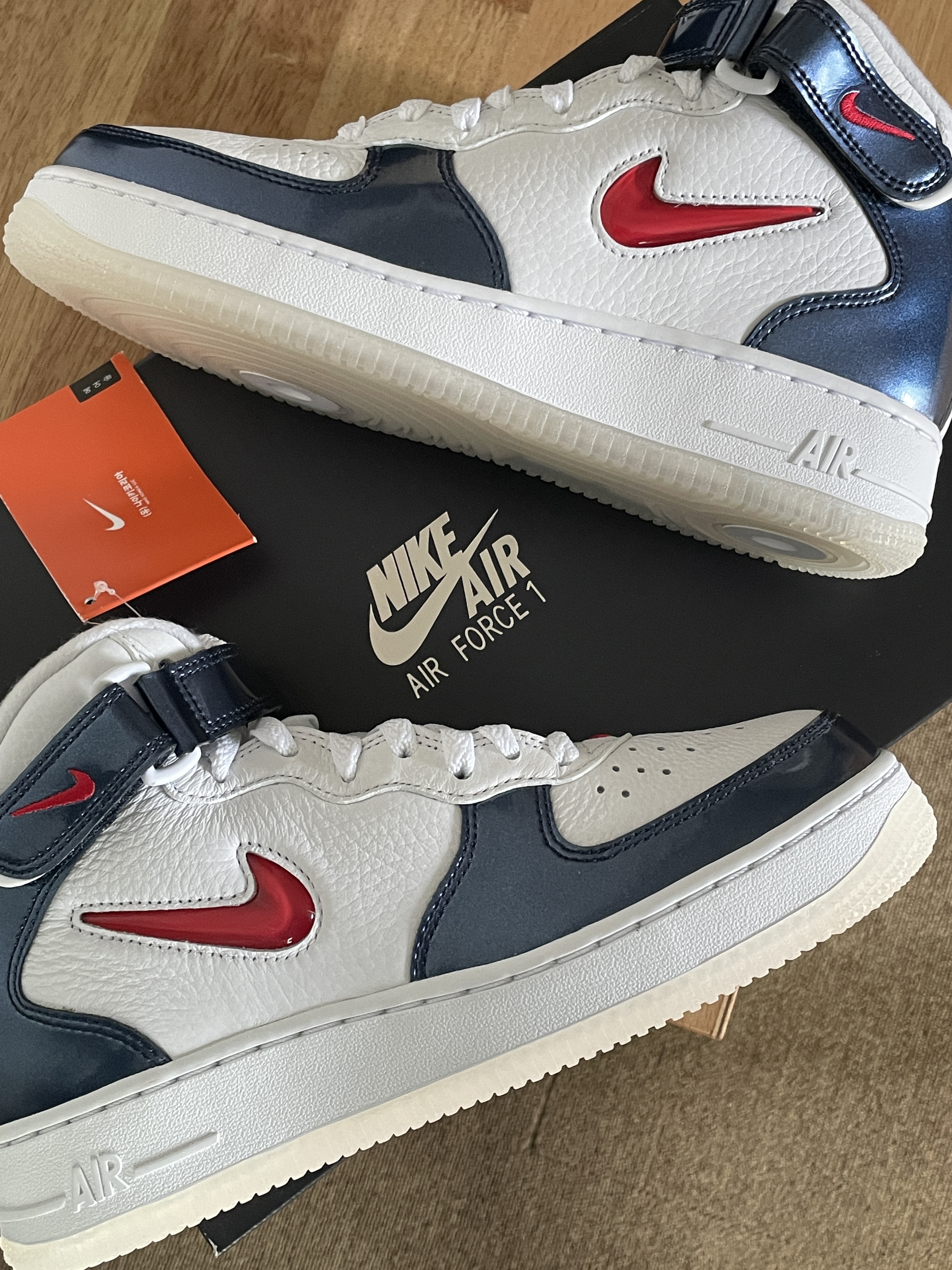 Nike Air Force 1 Mid QS University Red and Midnight Navy 착용 스타일