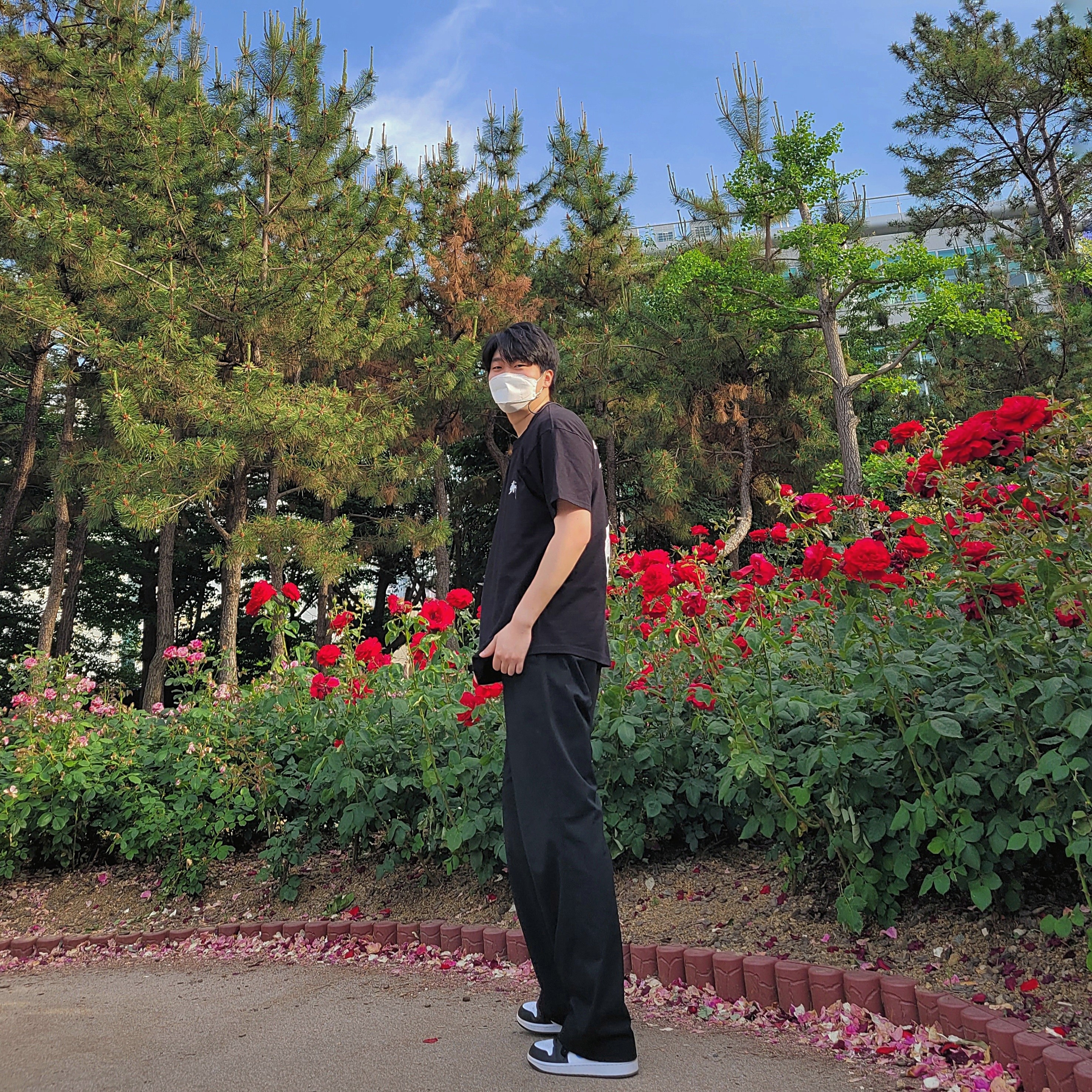 Stussy Fuzzy Dice T-Shirt Black, (W) Jordan 1 Low Black University Blue 착용 스타일 - 4