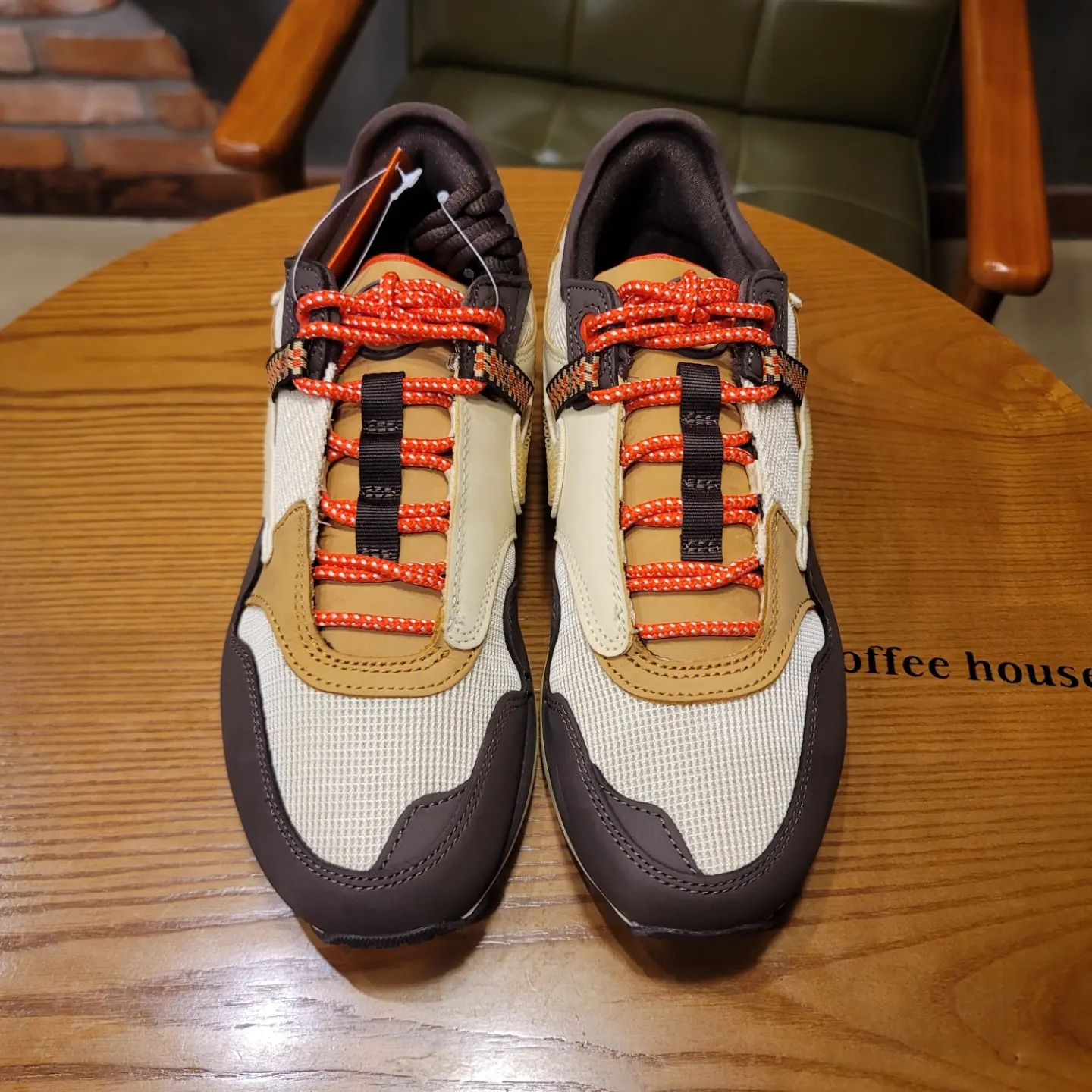 Nike x Travis Scott Air Max 1 Cact.us Brown 착용 스타일 - 3