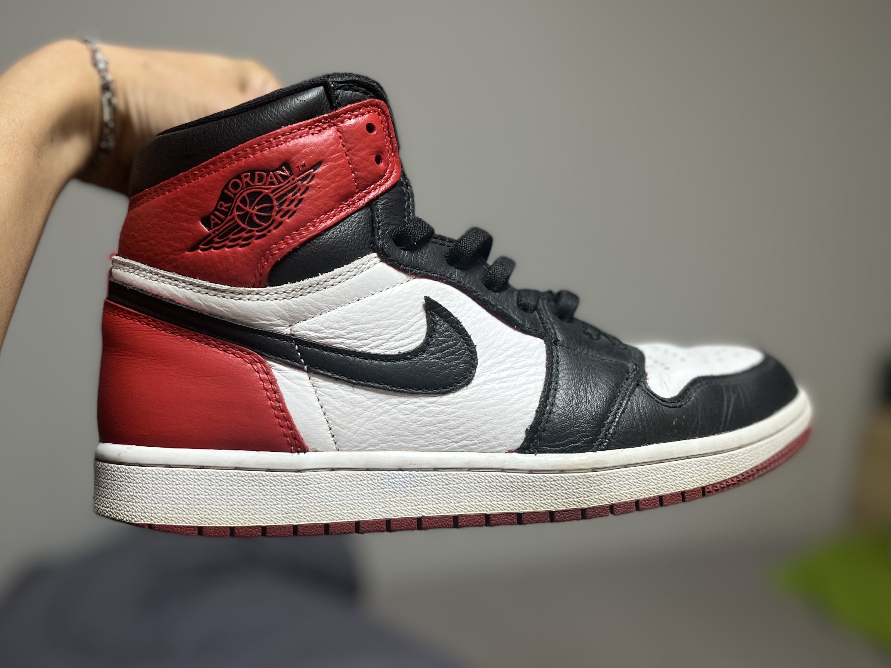 Jordan 1 Retro High OG Bloodline, (GS) Jordan 1 Retro High OG Bloodline 착용 스타일 - 1