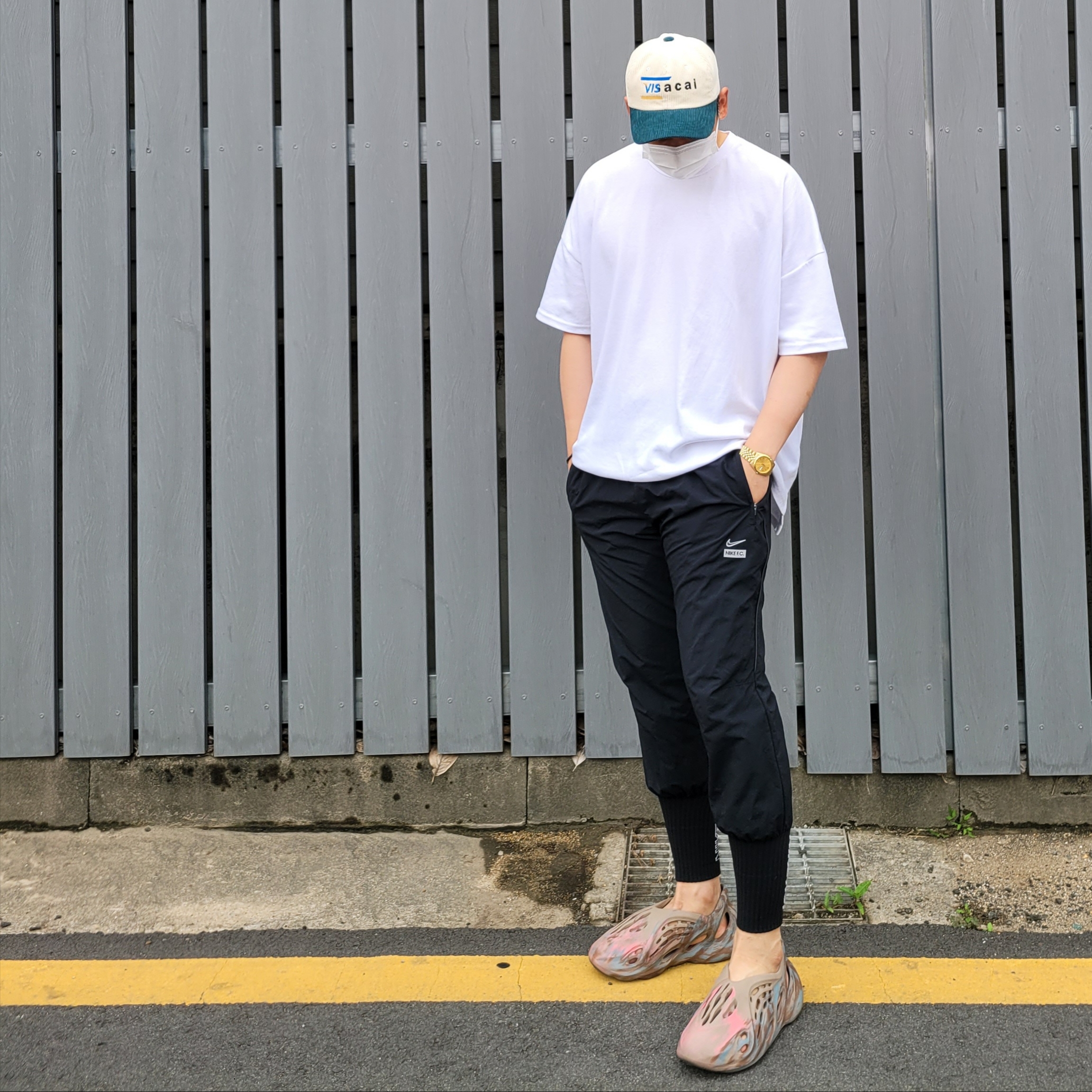 Adidas Yeezy Foam RNNR MX Sand Grey 착용 스타일