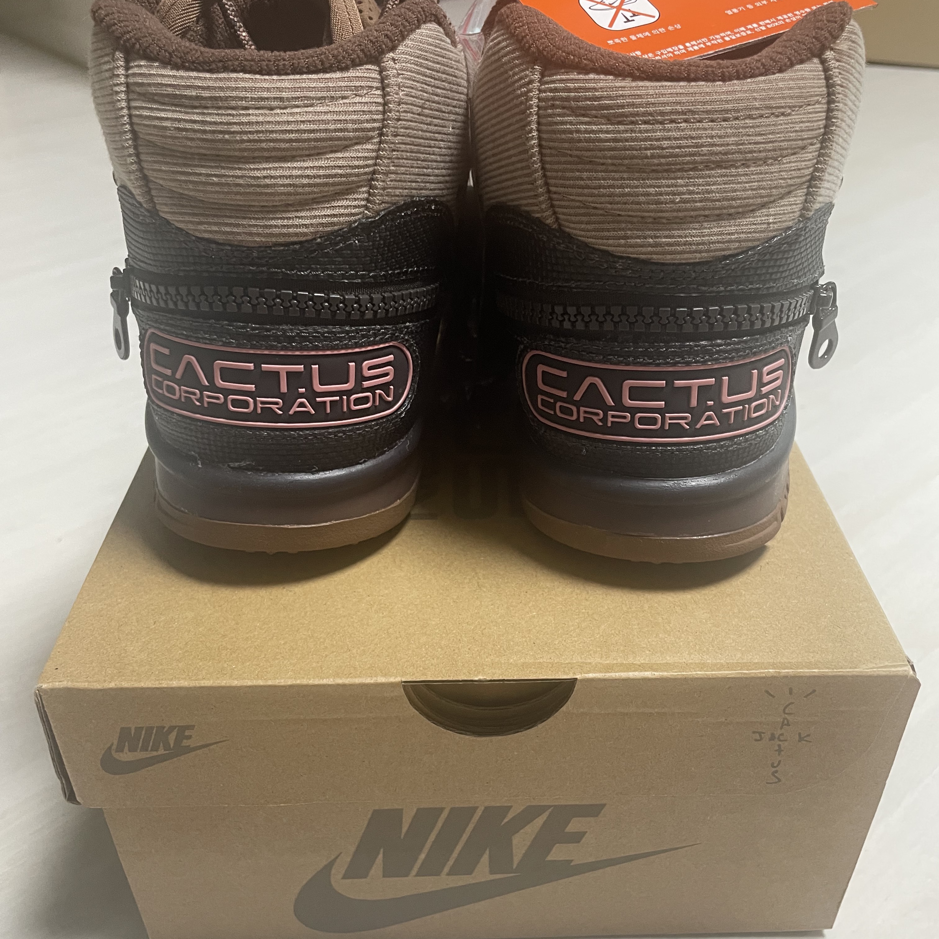 Nike x Travis Scott Air Trainer 1 Archaeo Brown and Rust Pink 착용 스타일 - 4