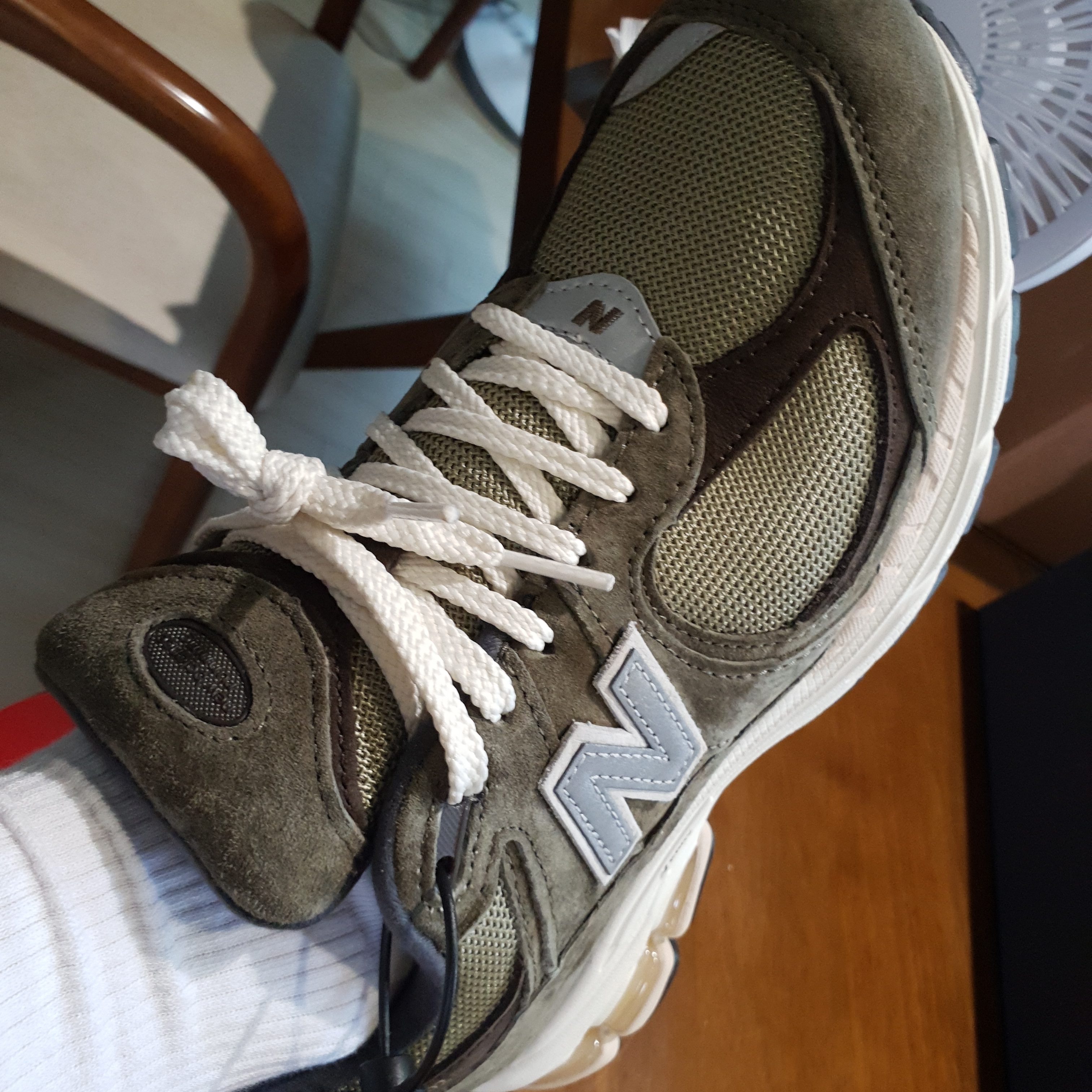 New Balance 2002R Special Vintage Khaki 착용 스타일 - 4