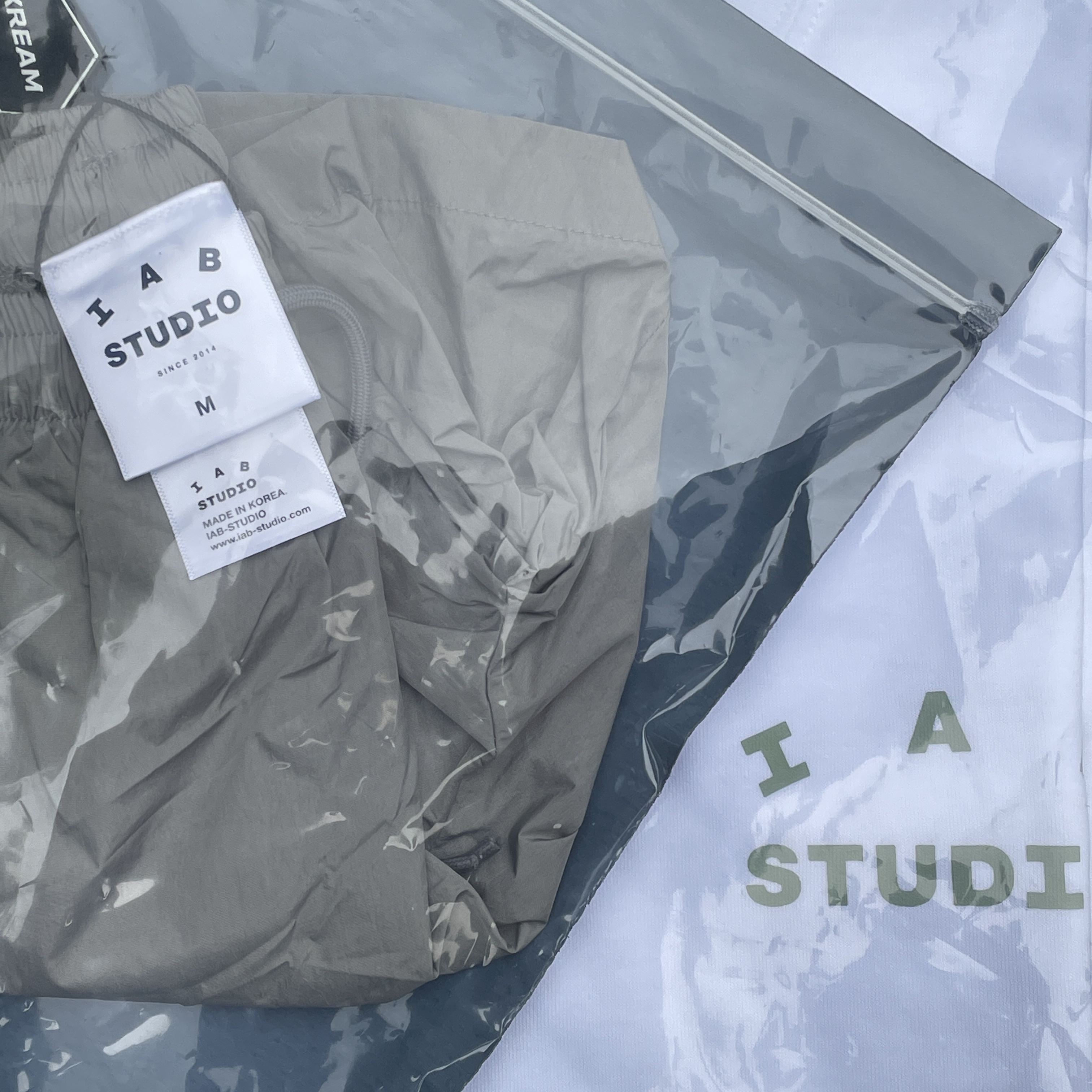IAB Studio T-Shirt White Light Green, IAB Studio Woven Shorts Gray 착용 스타일