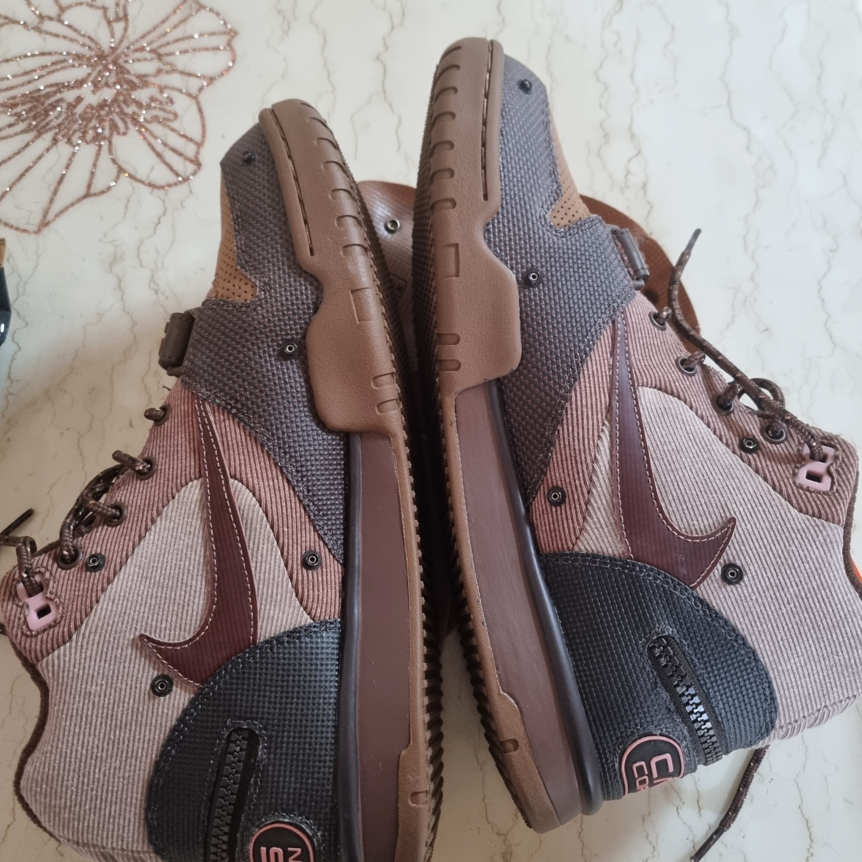 Nike x Travis Scott Air Trainer 1 Archaeo Brown and Rust Pink, Jordan 1 x Travis Scott x Fragment Retro Low OG SP Military Blue 착용 스타일 - 1