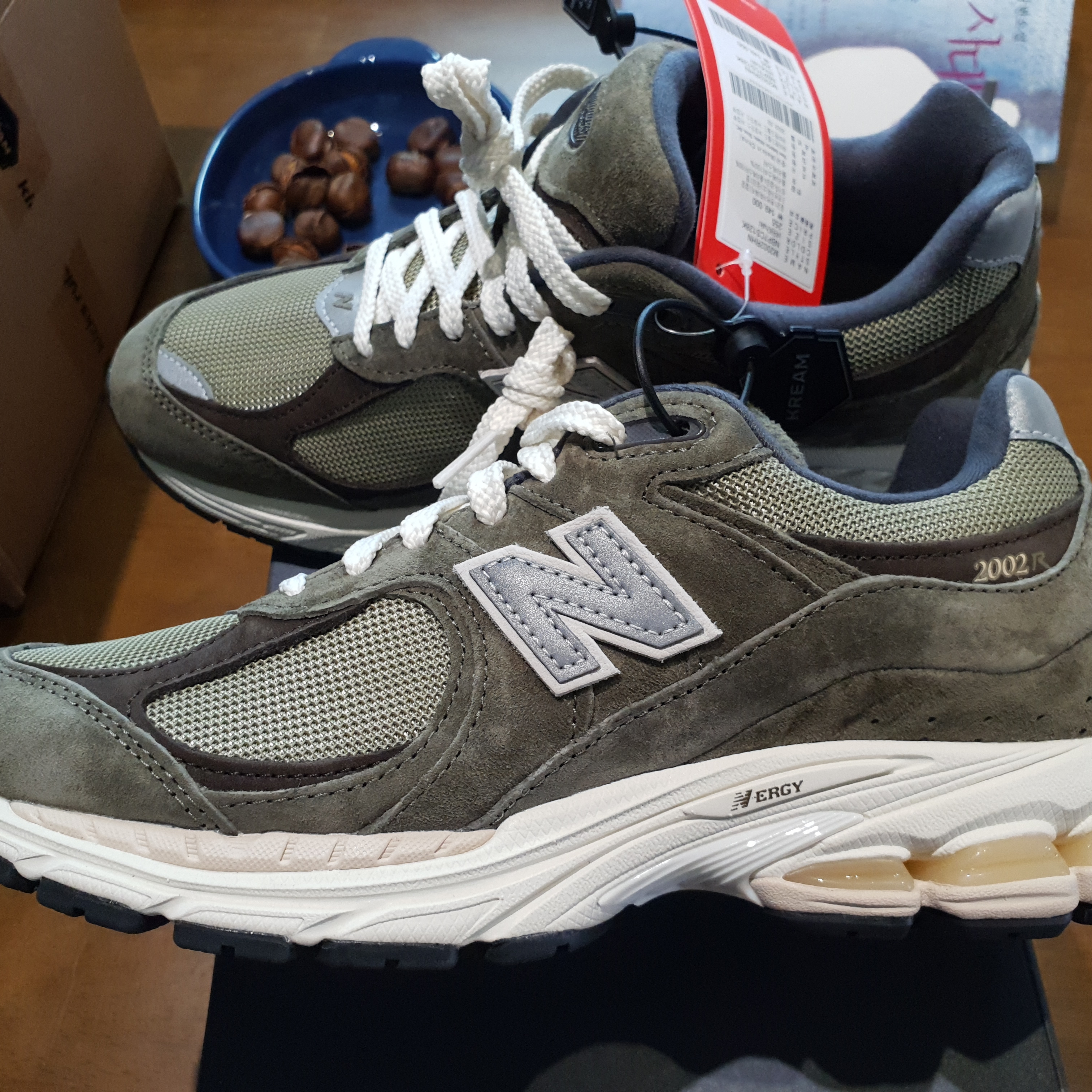 New Balance 2002R Special Vintage Khaki 착용 스타일 - 2