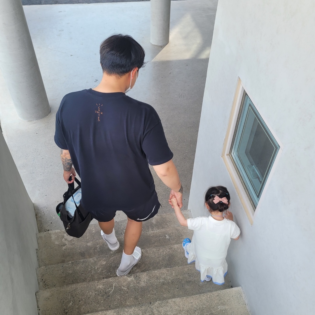 Nike x Travis Scott NRG AG T-Shirt Black, (TD) Nike x Hello Kitty Air Presto University Blue 착용 스타일
