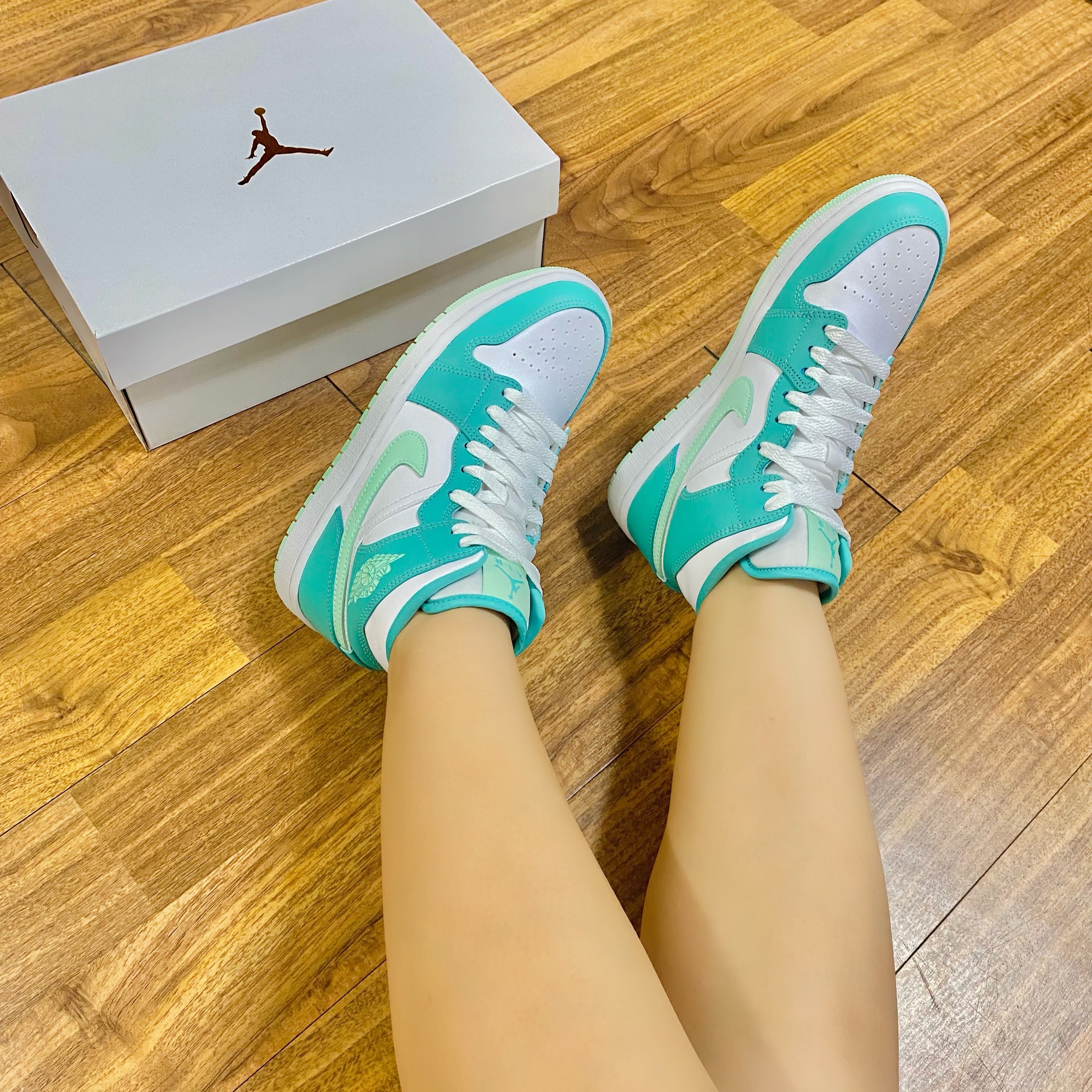 (W) Jordan 1 Mid Washed Teal Mint Foam 착용 스타일 - 2