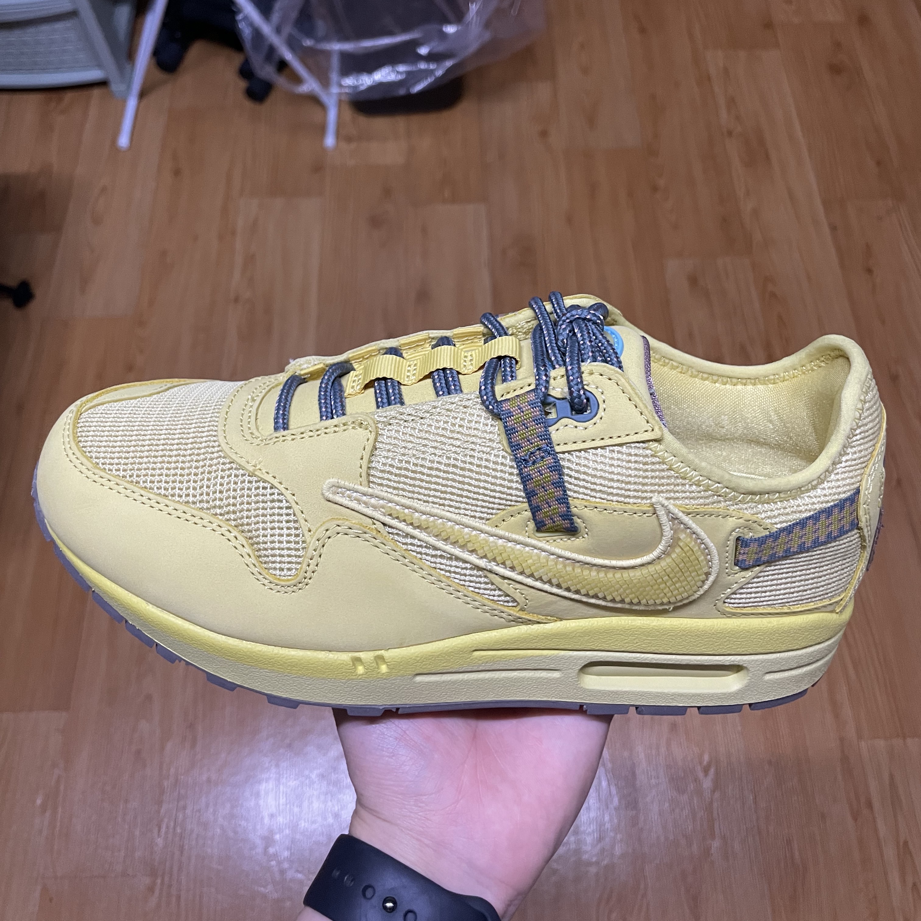 Nike x Travis Scott Air Max 1 Cact.us Gold 착용 스타일