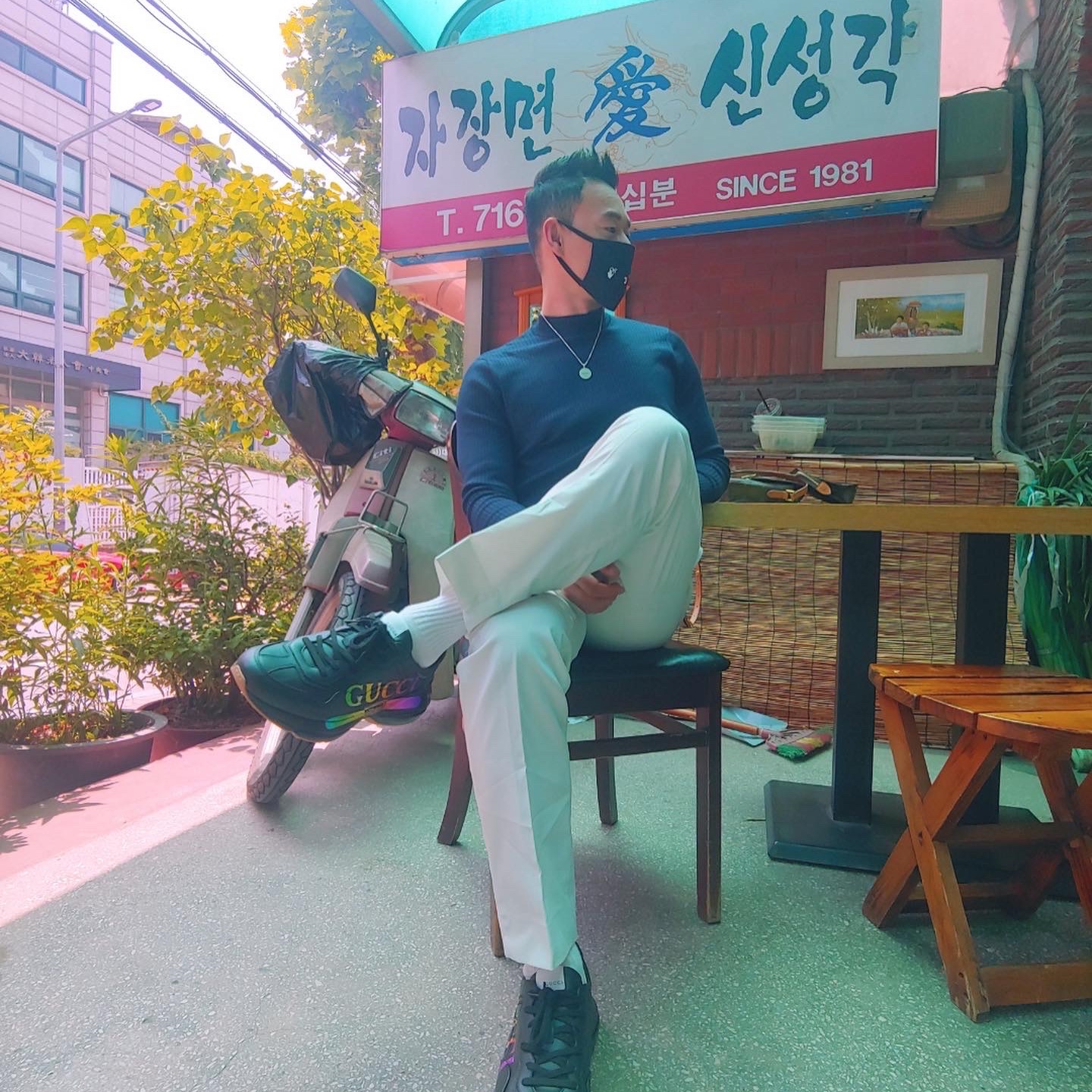 Gucci Rhyton Black Leather Sneakers Iridescent Logo 착용 스타일 - 1